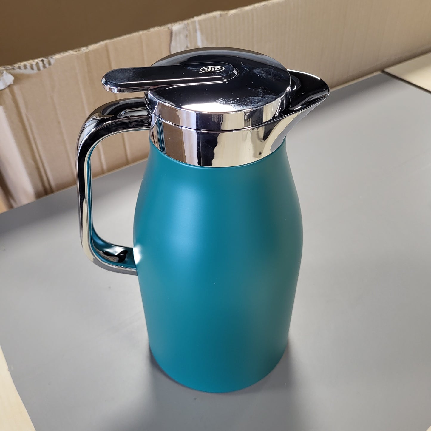 260415 - ALFI Shishe Vakumi 1.0l, Çelik Inox, Mbulesë Qelqi Higjienike, Kapak me Rrotullim, Buton Shtypjeje, Dorezë Ergonomike, Pa BPA