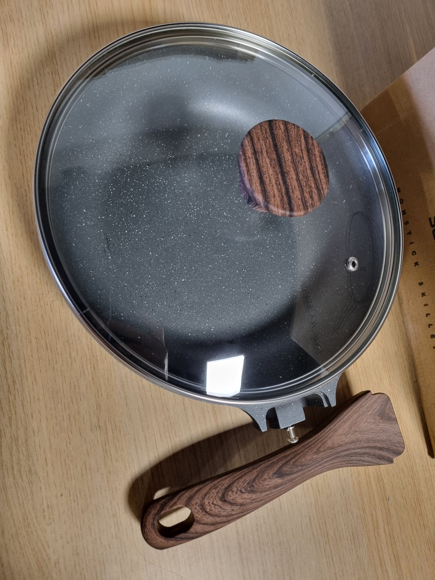 222595 - TIGAN SENSARTE 24 CM ME KAPAK, SHTRESË GRANITI JO-NGJITËSE, I SIGURT PËR LAVASTOVILJE