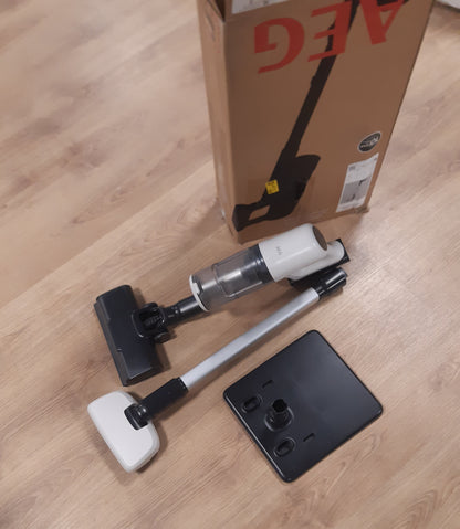 89103 - AEG SERIA 6000 - Fshesë pa tel, motor dixhital, mbledhës pluhuri 99%, kohëzgjatje 40 minuta, lehtë për trajtim, bateri e lëvizshme 21.6V, peshë e lehtë, aksesorë, ngjyra e bardhë, kodik i modelit AP61HB21SH