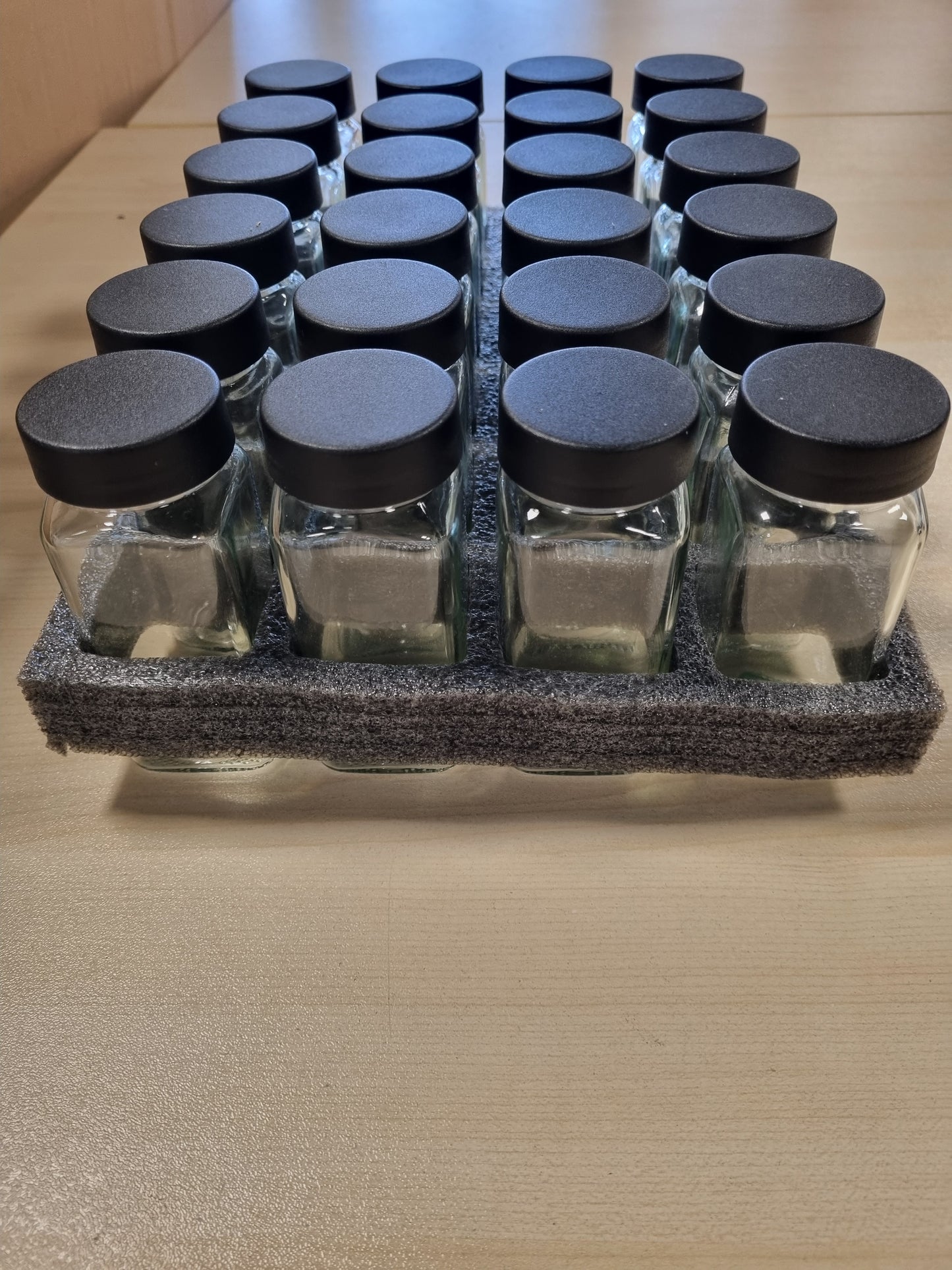 235256 - GREEANO Kavanoza Erëzash me Raft [24 x 120ml] përfshirë 300 Etiketa Erëzash - Raft Erëzash me Kavanoza - Sirtar Organizues Erëzash - i Zi