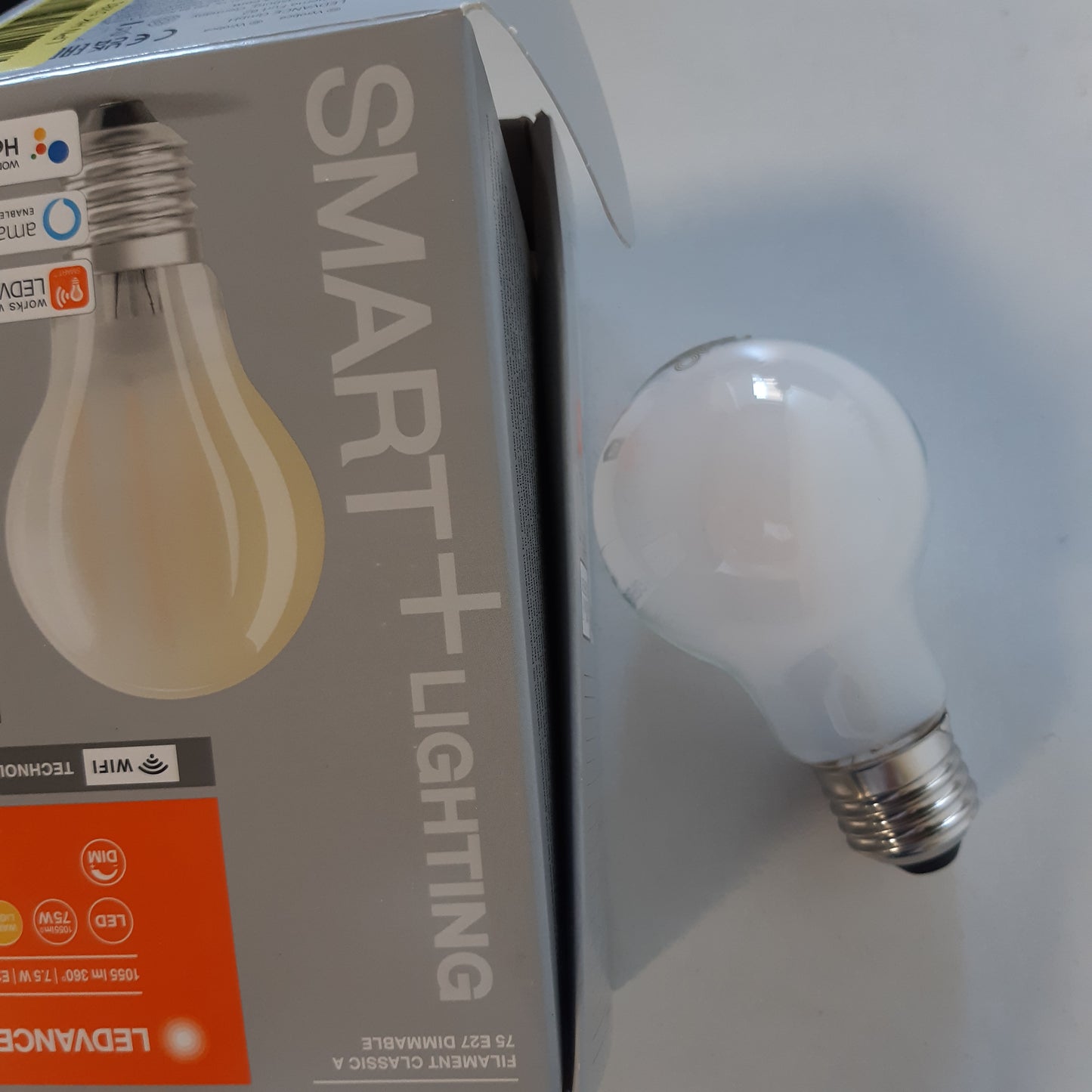 216717 - LLAMPË LED SMART LED LEDVANCE ME TEKNOLOGJI WI-FI, BAZË E27, ME ERRËSIM, E BARDHË E NGROHTË (2700K), FORMË LLAMPE, MAT, ZËVENDËSIM PËR LLAMPAT KONVENCIONALE INKANDESHENTE 75W, E KONTROLLUESHME ME ALEXA, GOOGLE DHE APLIKACION, 1 PAKO