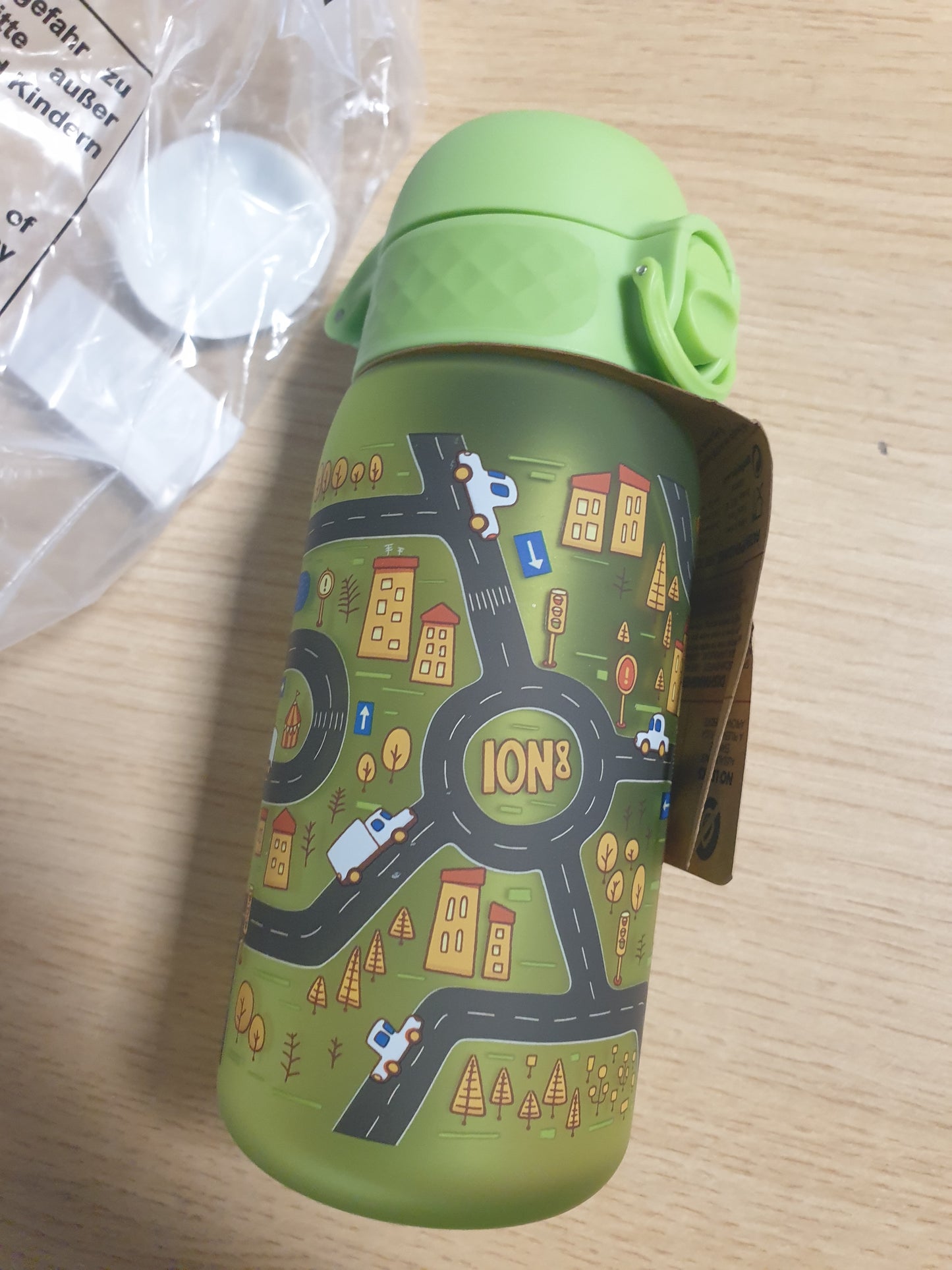 141836 - Ion8 shishe uji për fëmijë 11.8 fl oz (12 oz), pa rrjedhje, hapje e lehtë me bllokim sigurie, e përshtatshme për enëlarëse, pa BPA, me dorezë dhe mbulesë higjienike, e lehtë për pastrim.