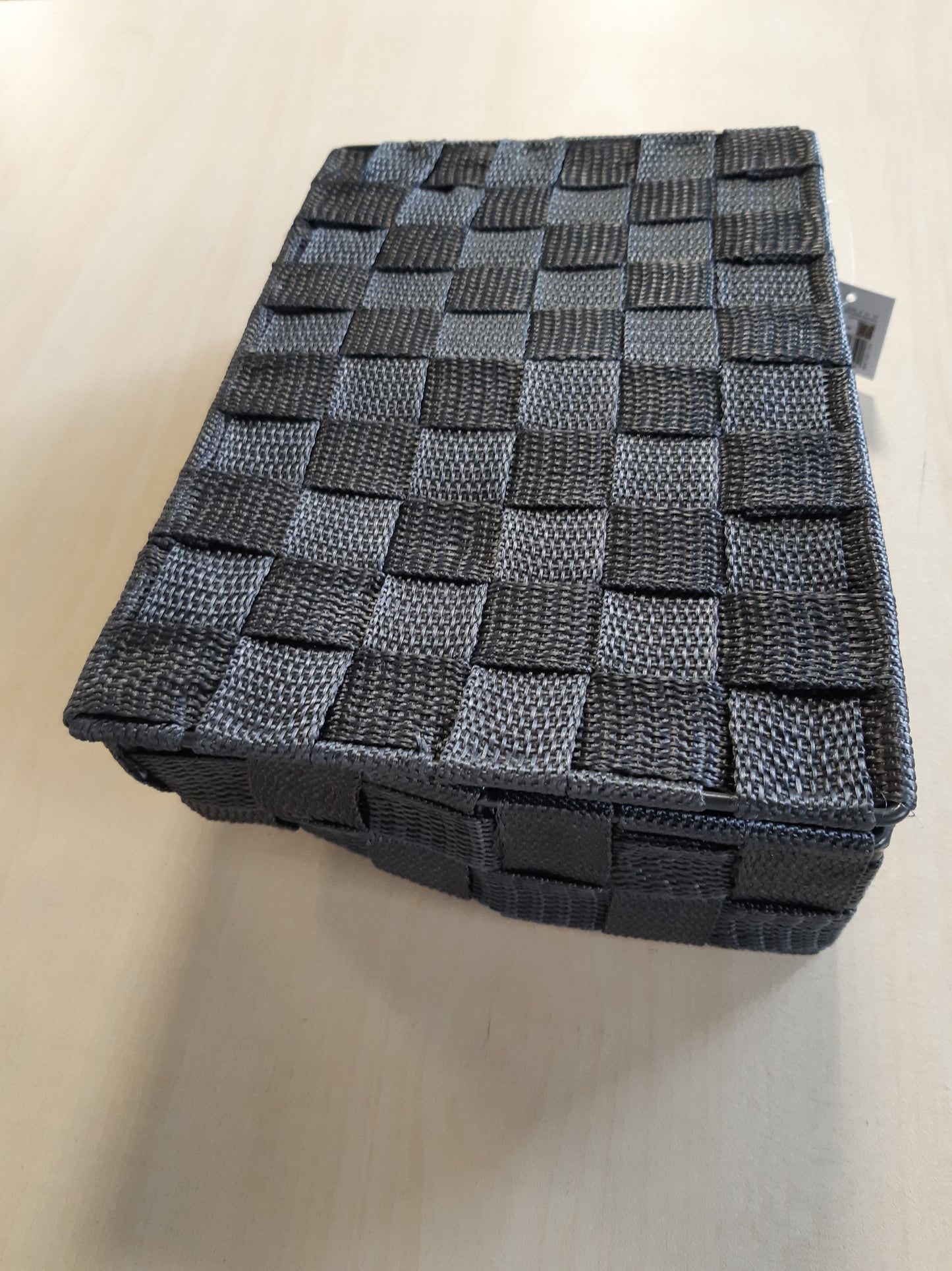 252731 - WENKO Kosh plehrash për banjo me kapak, stil Adria, kuti moderne me 4 ndarje, plastikë e endur, 100% polipropilen, përmasat: 26 x 7.5 x 17 cm, gri e errët
