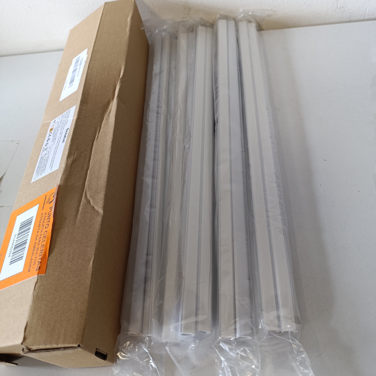 269321 - Bolatus 10 copë tuba kabllosh, Mini Trunking Cord Hider për të fshehur telat, kabllo vetëngjitëse për montim në mur, i bardhë 40cm x 12mm x 8mm