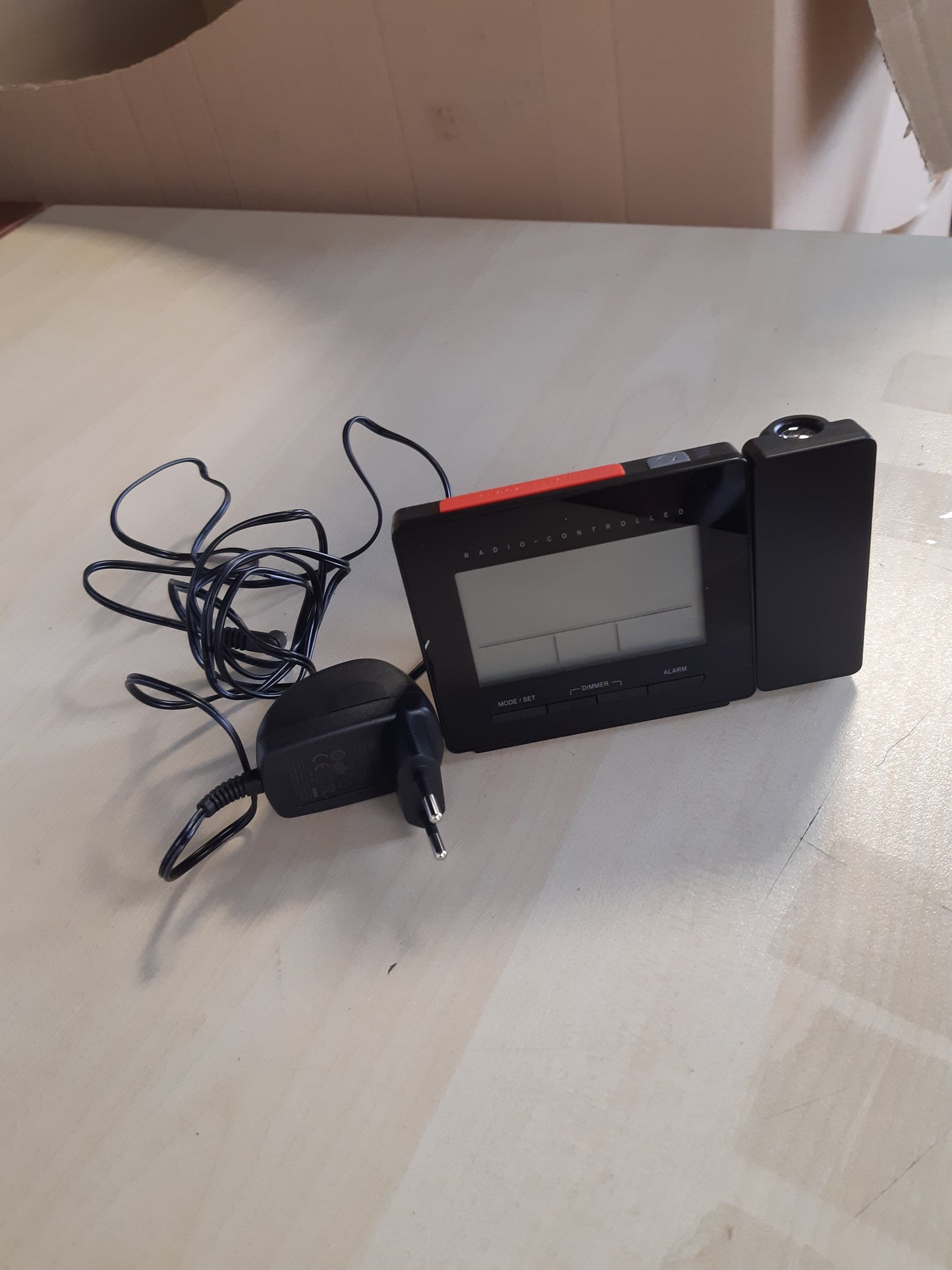 221887 - TFA DOSTMANN - Orë alarmi me projektim, Orë dixhitale me alarm me projektim e kontrolluar nga radio, 60.5016, me ekran temperature, shtyrje, ditë jave shumëgjuhëshe, ndriçim prapa i rregullueshëm i ekranit, e zezë