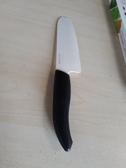 255132 - KYOCERA FK160WHBKEU - Thikë Santoku, koleksioni GEN, e zezë, teh qeramik i klasit të lartë 11.5 cm, ultra e mprehtë dhe e qëndrueshme - paketim i ri