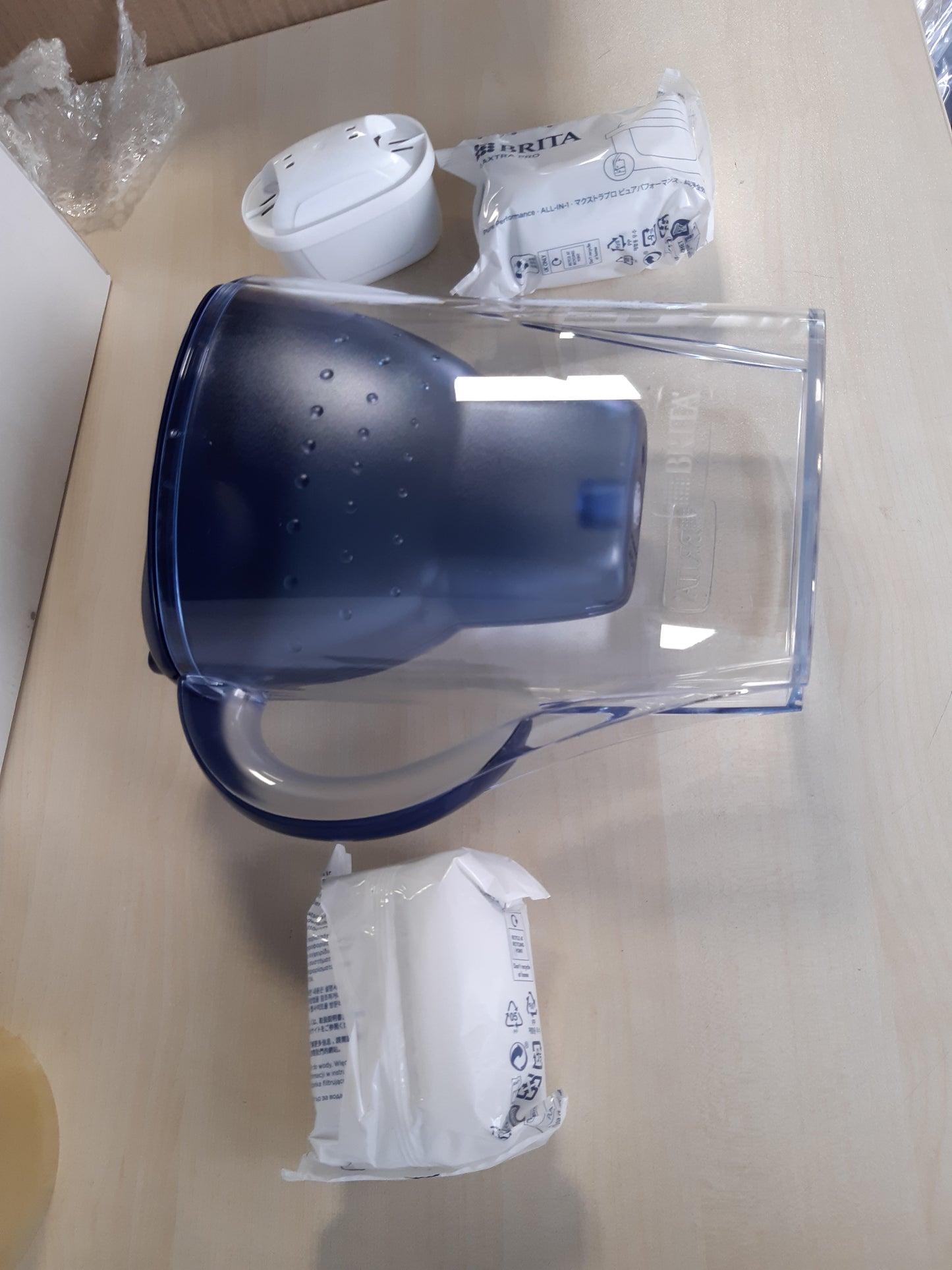 251305 - BRITA Marella Blue Enë filtri uji (2.4L) me 3 fishekë MAXTRA PRO, redukton PFAS, gëlqeren, klorin, papastërti dhe metale, me tregues kohe, paketim ekologjik.
