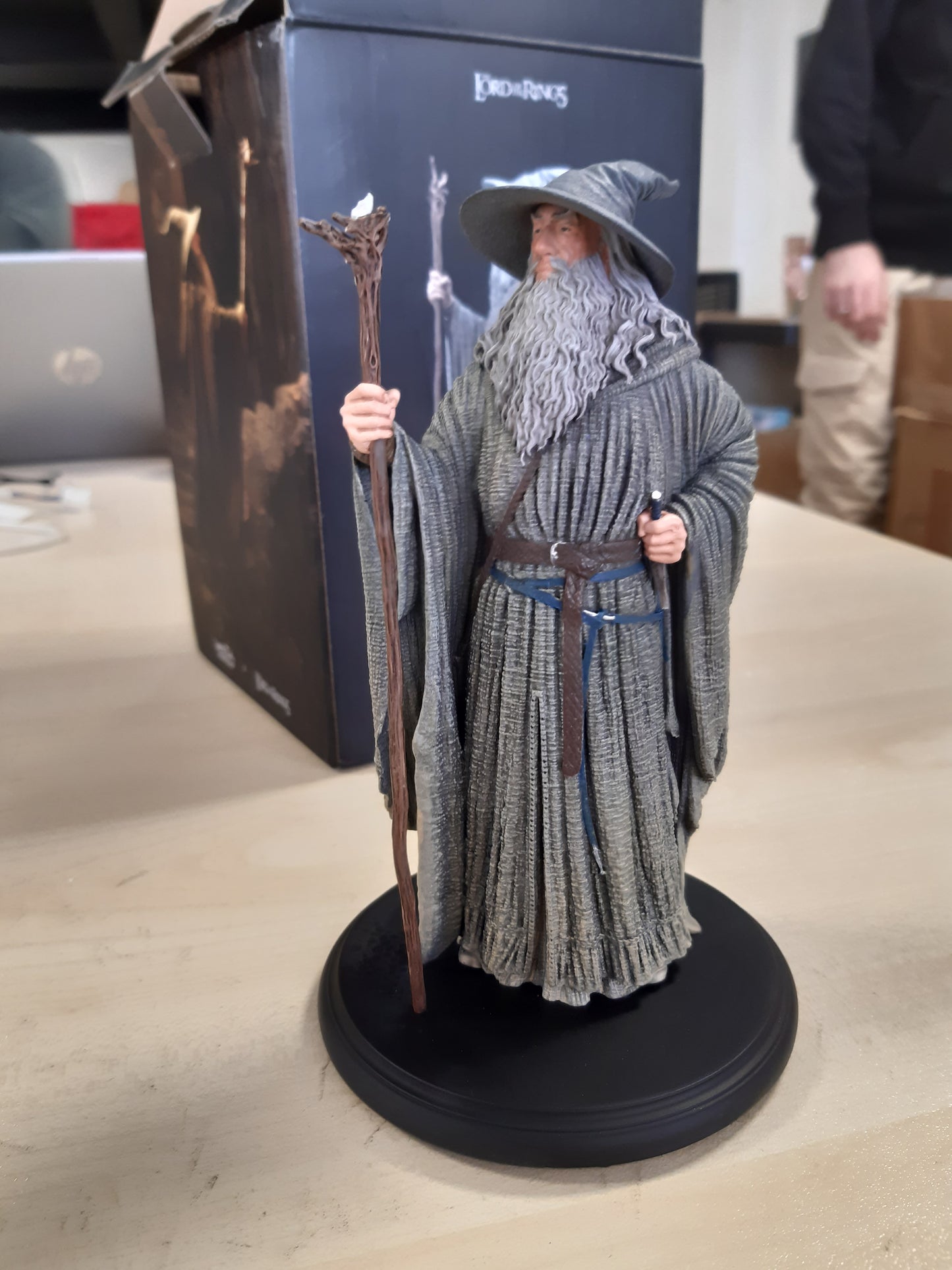 208037 - WETA WORKSHOP Mini Statuja e Zotit të Unazave, Gandalf i Hiri, 19 cm