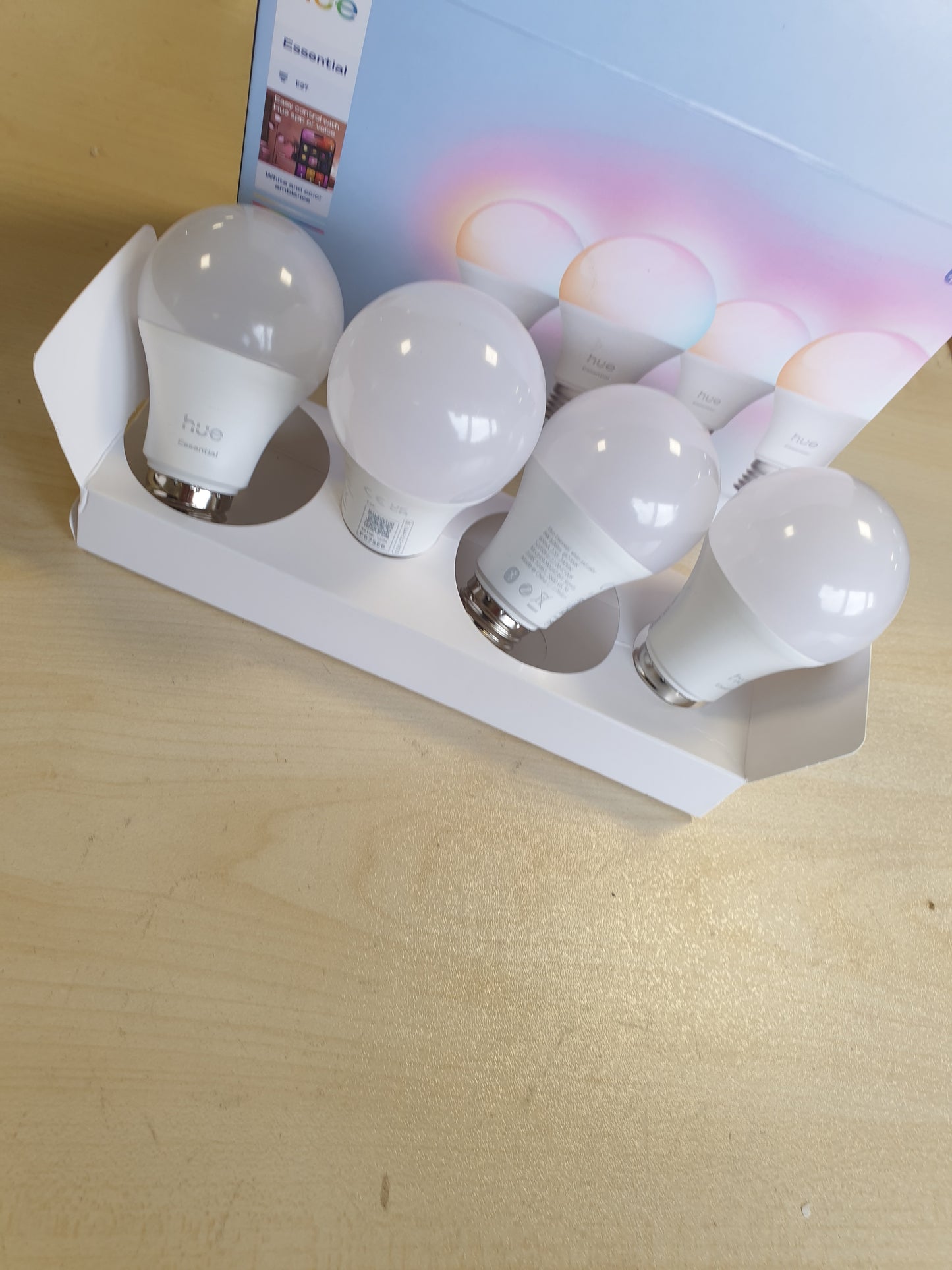 250240 - PHILIPS Hue Essential A60 Llampa inteligjente LED, E27, 8W, 2200-6500 K, 806 lm, me errësim, e pajtueshme me Alexa, Google dhe Apple Home, Pako me 4