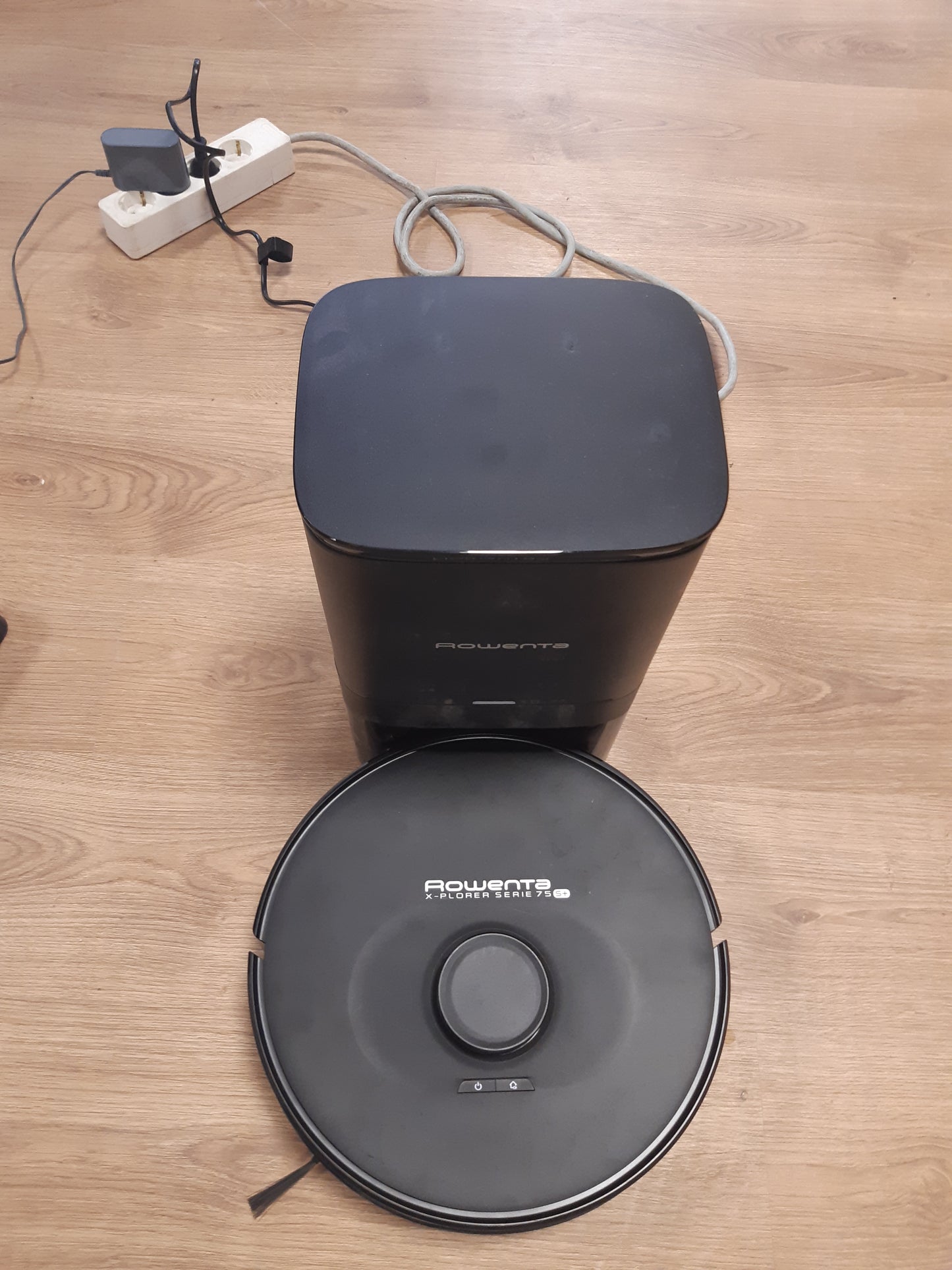 118017 - ROWENTA RR8585WH X-PLORER Serie 75 S+, Fshesë Robot e Lëvizshme dhe Larëse Dyshemeje me Teknologji Hartëzimi Lazer, Zbrazje Automatike, 2700Pa, Bateri e Jetëgjatshme 2 Orë, E Pajtueshme me Alexa dhe Telefonat Inteligjentë, Ngjyra e Zezë