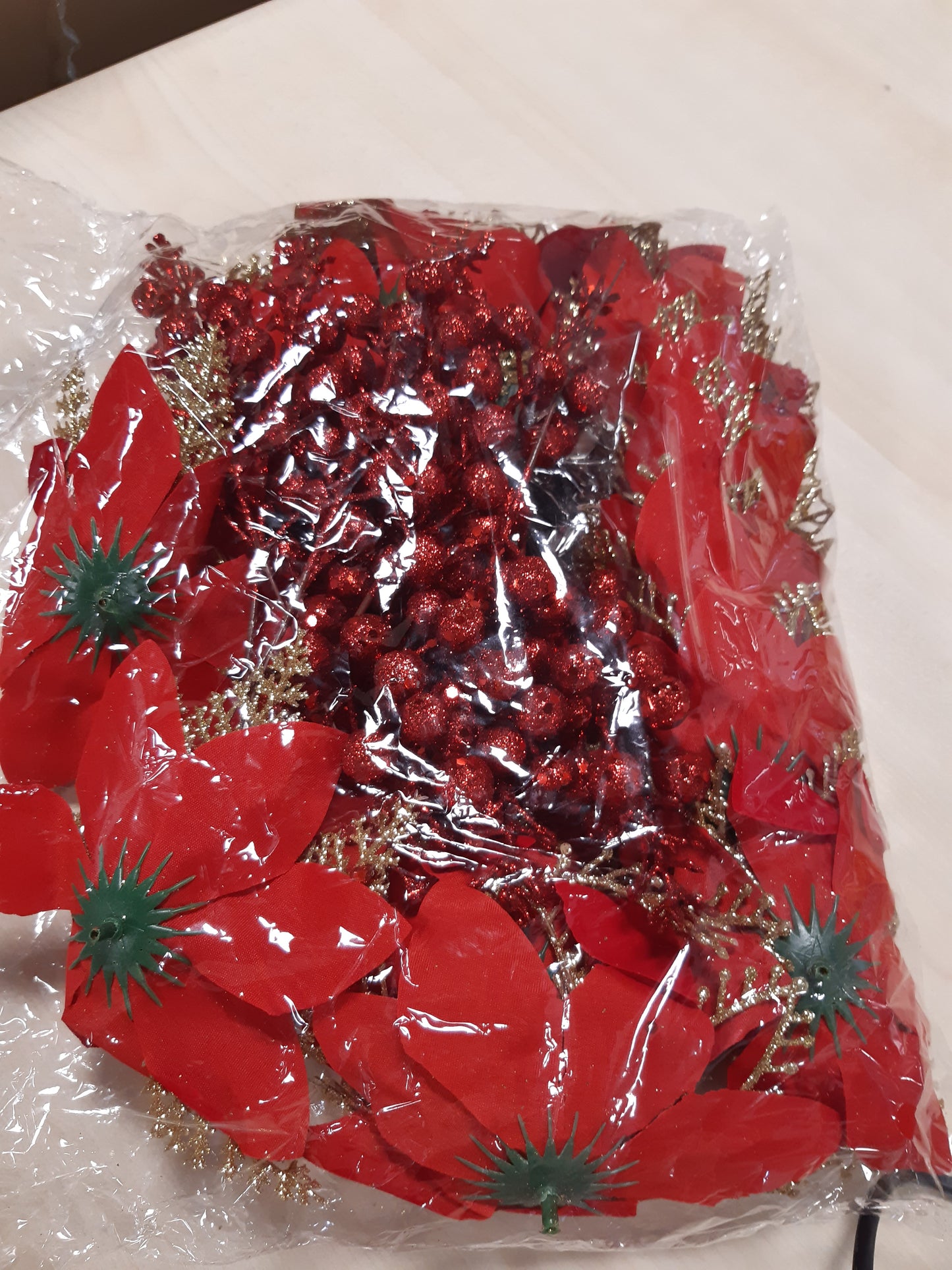 197094 - LULE ARTIFICIALE POINSETTIA për Pemën e Krishtlindjeve nga Kompania Festive, Shkëlqim dhe Kapëse, të Kuqe