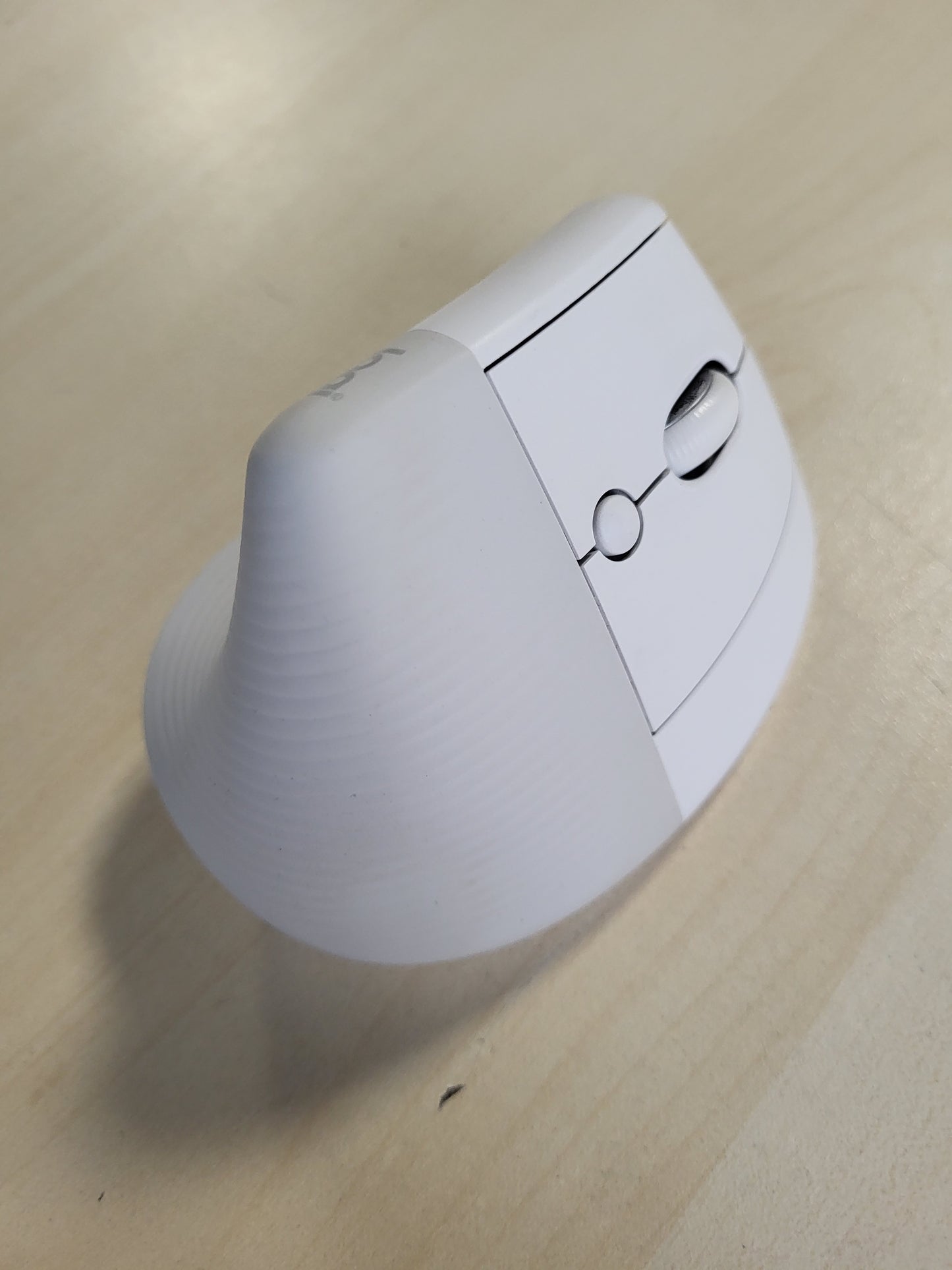 266165 - LOGITECH Lift për Mac - Maus Ergonomik Vertikal Pa Tel, Bluetooth, Klikime të Qeta, Rrotë Inteligjente e Heshtur, 4 Butona të Personalizueshëm, I pajtueshëm me macOS/iPadOS/MacBook/iMac/iPad - I Bardhë