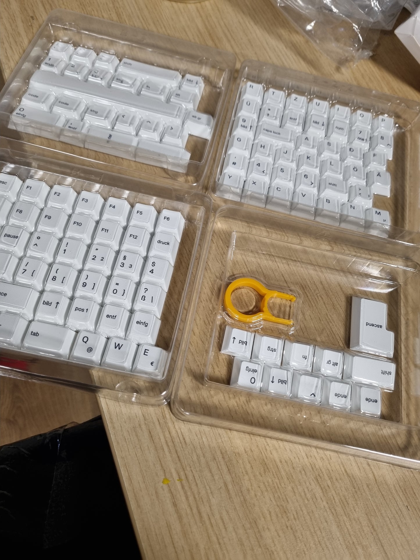 268012 - GLORIOUS Tastierë Gaming 115x GPBT, profil qershie, plastikë PBT, akustikë superiore, paraqitje gjermane, Arktik i Bardhë