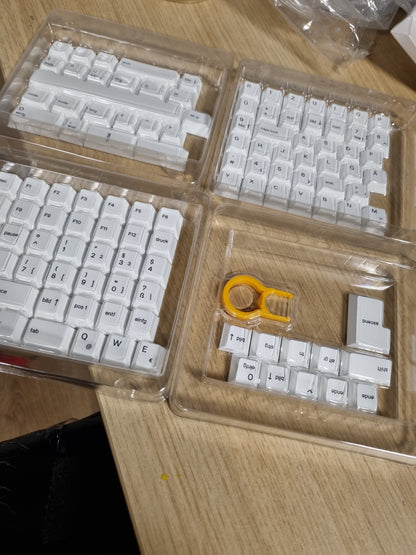 268012 - GLORIOUS Tastierë Gaming 115x GPBT, profil qershie, plastikë PBT, akustikë superiore, paraqitje gjermane, Arktik i Bardhë