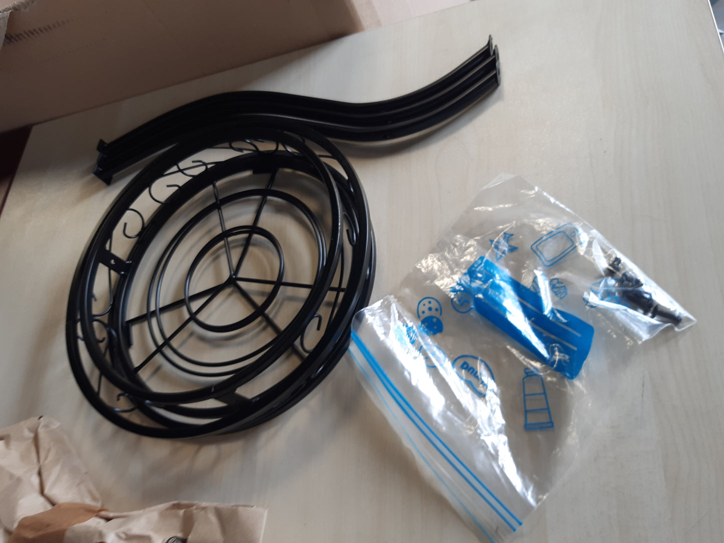 258327 -Mbajtëse Metalike për Bimë Bomclap, Mbajtëse Lulesh 48 cm, Mbajtëse për Bimë, Mbajtëse Vazosh me 2 Kate, Mbajtëse për Vazo Lulesh për Përdorim të Brendshëm dhe të Jashtëm, e Zezë