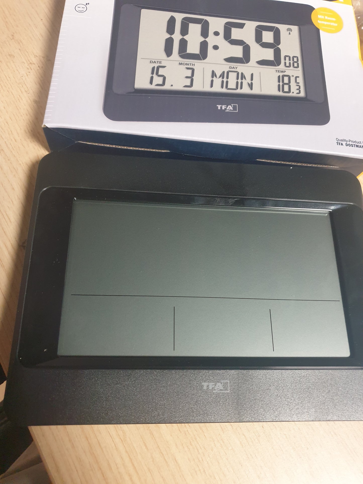 252082 - TFA DOSTMANN Orë muri dixhitale 60.4519.01, orë me radio të kontrolluar, temperaturë të brendshme, ditën e javës (8 gjuhë), datën, orë kuzhine, caktim i zonës kohore, e zezë, plastike, (Gj) 215 x (Gj) 160 x (L) 26 mm