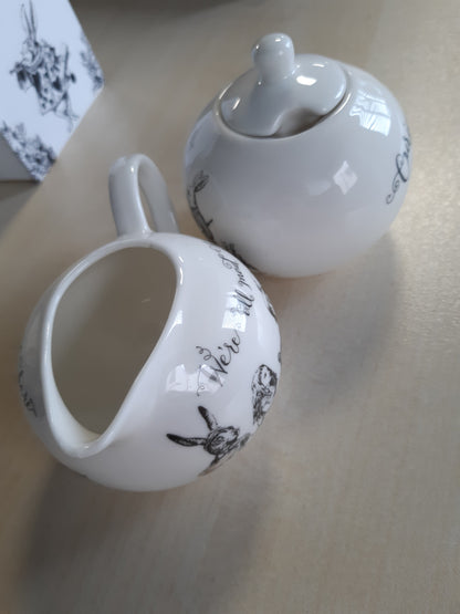 250734 - V&A Tas sheqeri dhe enë qumështi Alice in Wonderland, porcelan i hollë, në kuti dhurate luksoze