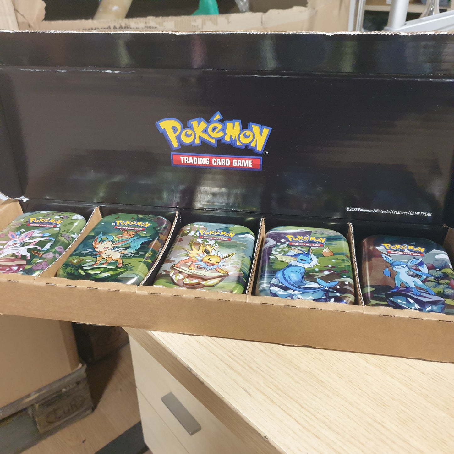 141518 - Pokémon TCG: Mini Tin Bundle – Galar Pals (5 kuti të vogla, 10 paketa booster dhe 4 karta promo).