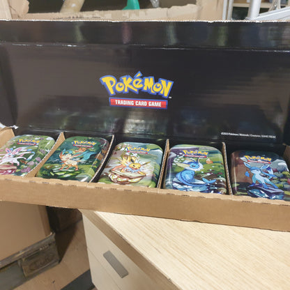 141518 - Pokémon TCG: Mini Tin Bundle – Galar Pals (5 kuti të vogla, 10 paketa booster dhe 4 karta promo).