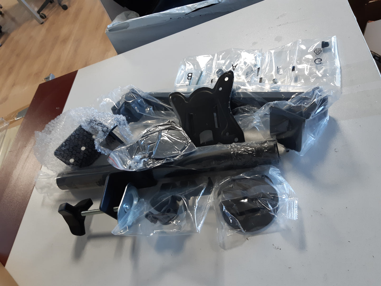 266748 - GRIFEMA Mbështetëse monitori për ekrane 13-32 inç, lartësi e rregullueshme, maksimumi 9 kg, VESA 75x75 / 100x100, e zezë, GB2001-1