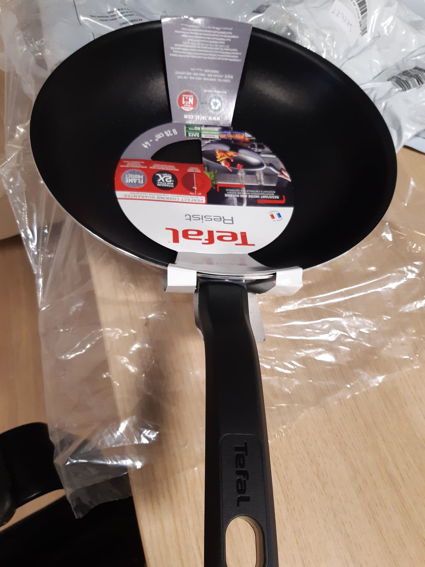 226610 - TEFAL Tigan Resist Wok 28 cm, Veshje Titani Jo-Ngjitëse, Jo i përshtatshëm për Sobat me Induksion, D52619