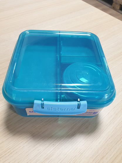 257740 - KUTI DREKE Kuti Dreke Plastike Sistema Bento Box me Ndarje për Oqean | Kuti Dreke 1.25 L me Enë Kosi/Frutash | Kuti Dreke për Fëmijë dhe të Rritur | E Prodhuar me Plastikë të Ricikluar | Ngjyrë Bruz