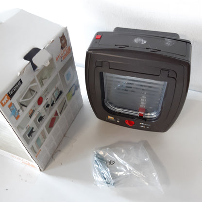 221049 - FERPLAST Kapak Elektronik me Mikroçip për Mace, Derë për Mace, Hyrje dhe Dalje e Kontrolluar në 4 Drejtime, Qafore me Mikroçip të Përfshirë, Ngjyrë Kafe