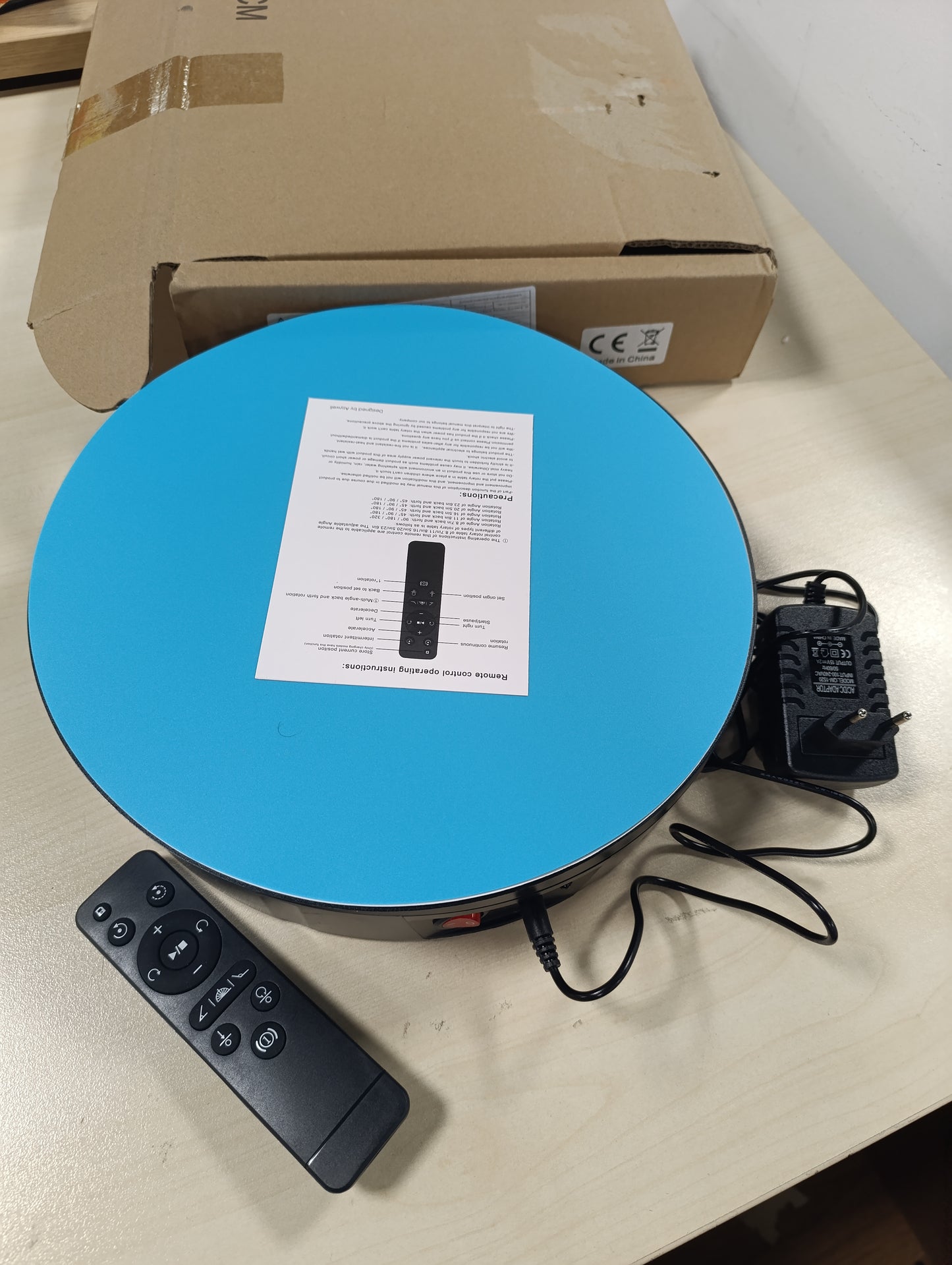 255110 - PLLAKË RROTULLUESE ELEKTRIKE, 30 CM, KAPACITET 100 KG, 360 GRADË ME TELEKOMANDË PËR VIDEO/BIZHUTERI/ORA ME PANEL SFONDI ME 5 NGJYRA – E ZEZË