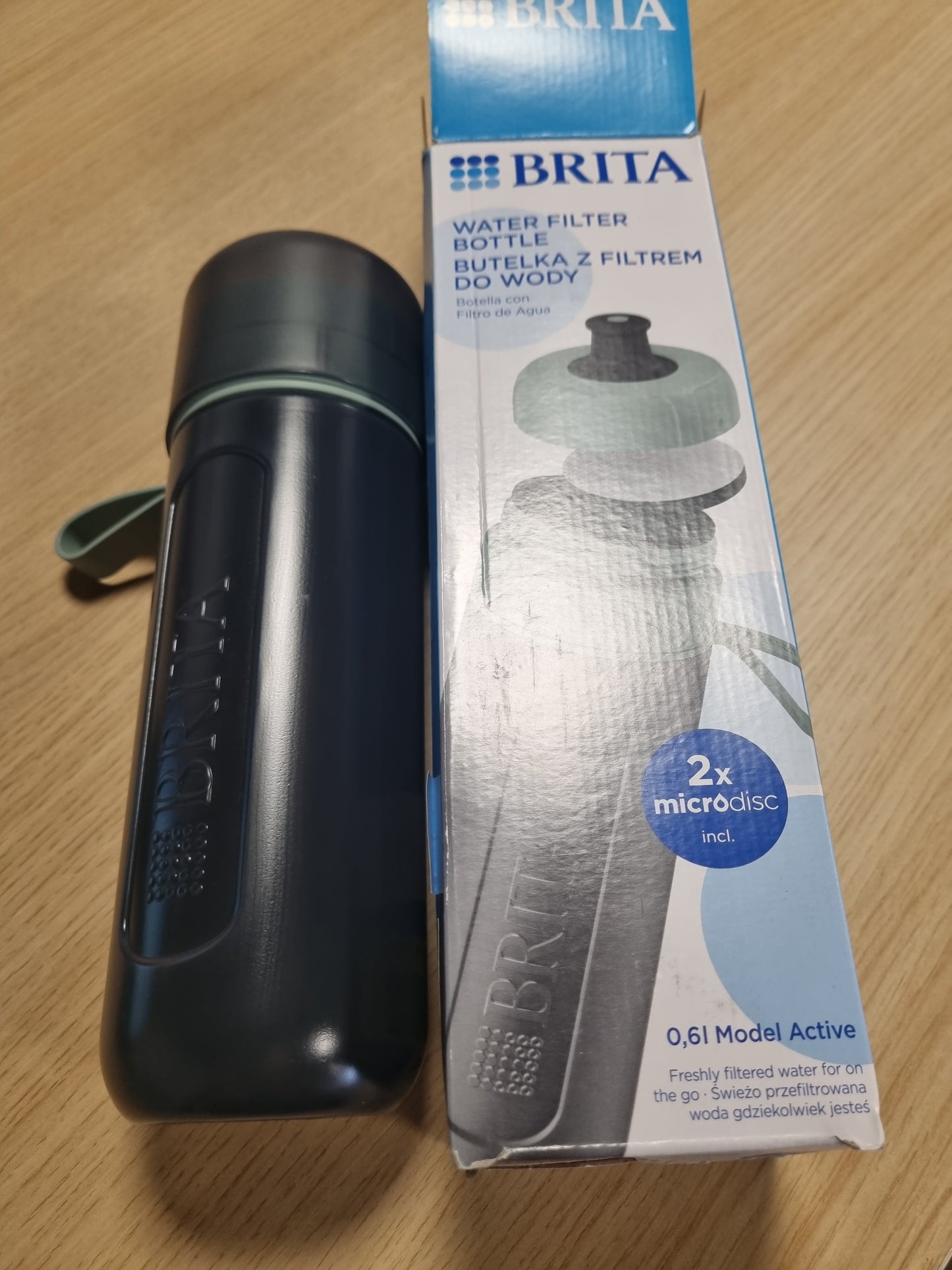 215592 - BRITA Shishja me filtër Active me ngjyrë jeshile pastel (0.6l) përmban 2 filtra MicroDisc - shishe fleksibile, sportive, filtron klorin, ndotësit, hormonet dhe pesticidet