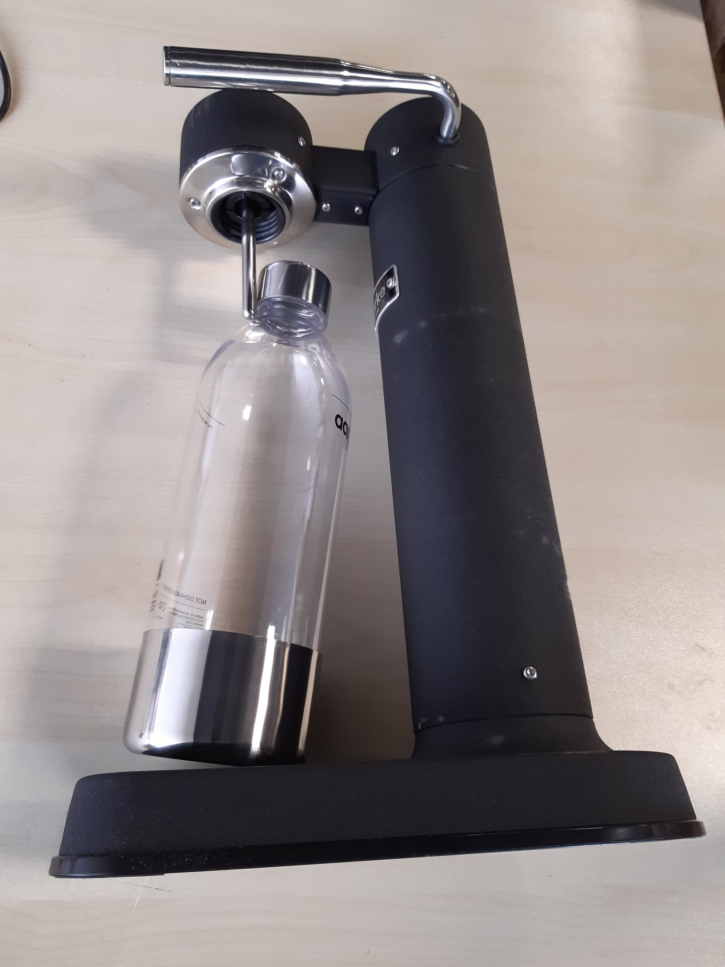 191052 - AARKE CARBONATOR 3, Karbonator Uji prej Çeliku Inox, Ngjyrë e Zezë Mat, Shishë PET 1L pa BPA, i Pajtueshëm me Cilindra CO2 60L