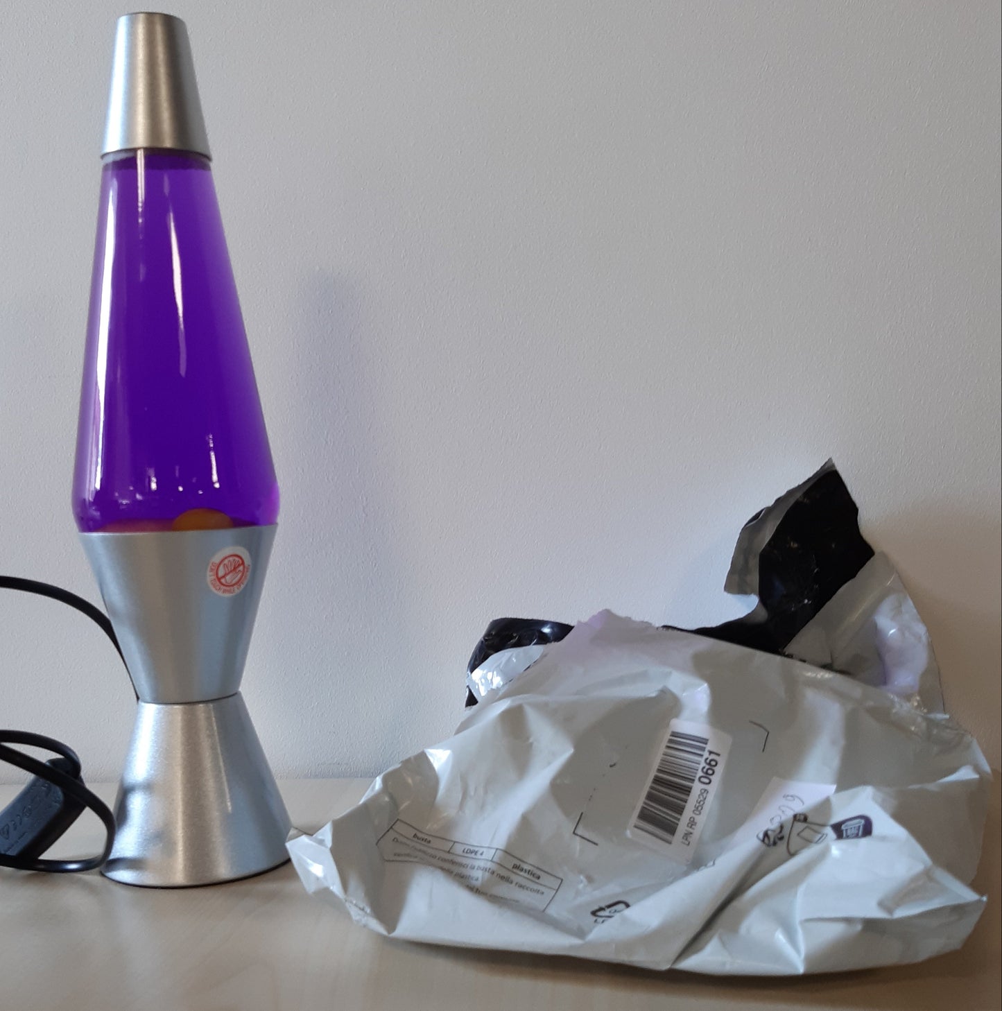 132809 - LAVA® - Llambë Origjinale Lëvizëse 2125, Dyllë e Verdhe, Lëng Vjollcë, Bazë dhe Kapak me Argjendi, Madhësi 14.5 inç