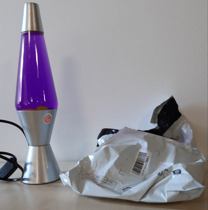 132809 - LAVA® - Llambë Origjinale Lëvizëse 2125, Dyllë e Verdhe, Lëng Vjollcë, Bazë dhe Kapak me Argjendi, Madhësi 14.5 inç