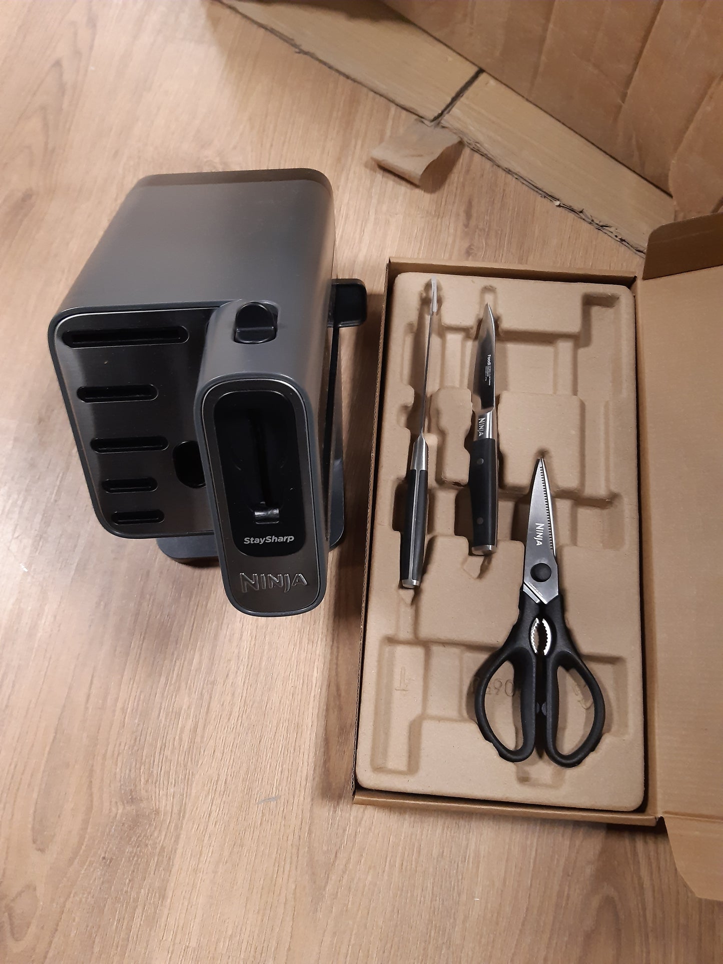 170027 - NINJA FOODI Blloku Thikash StaySharp me Mprehëse të Integruar, Set me 6 Pjesë, Përfshirë Gërsherë Kuzhine dhe Bimësh, Materiali: Çelik Inox, Modeli: K32006EU