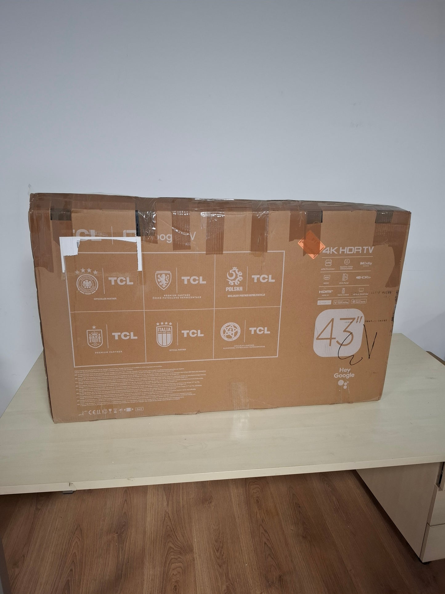 123422 - TCL - TV Smart LED 43V6C, 43, 4K UHD, HDR4K, Google TV me Panel të Lakuar, Dolby Audio, Motion Clarity, i Pajtueshëm me Google Assistant dhe Alexa