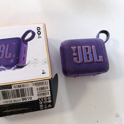 268215 - JBL GO 4, Altoparlant Ultra Portativ Bluetooth, Tingull JBL Pro, Bas i Fuqishëm, Jetëgjatësi Baterie 7-Orë, IP67 Rezistente ndaj Ujit dhe Pluhurit, Vjollcë