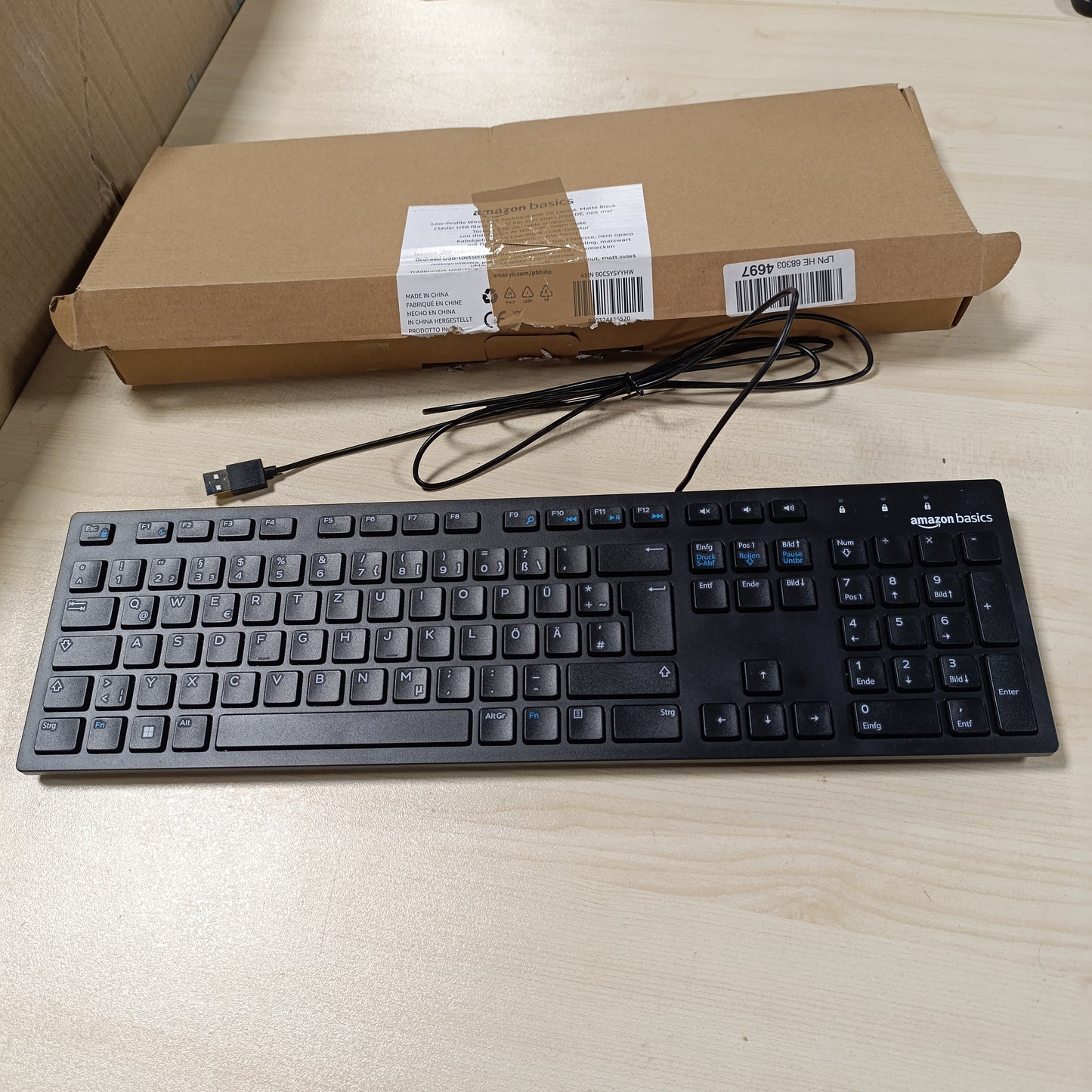 269185 - AMAZON BASICS Tastierë me paraqitje gjermane, e sheshtë, me kabllo USB, e zezë mat