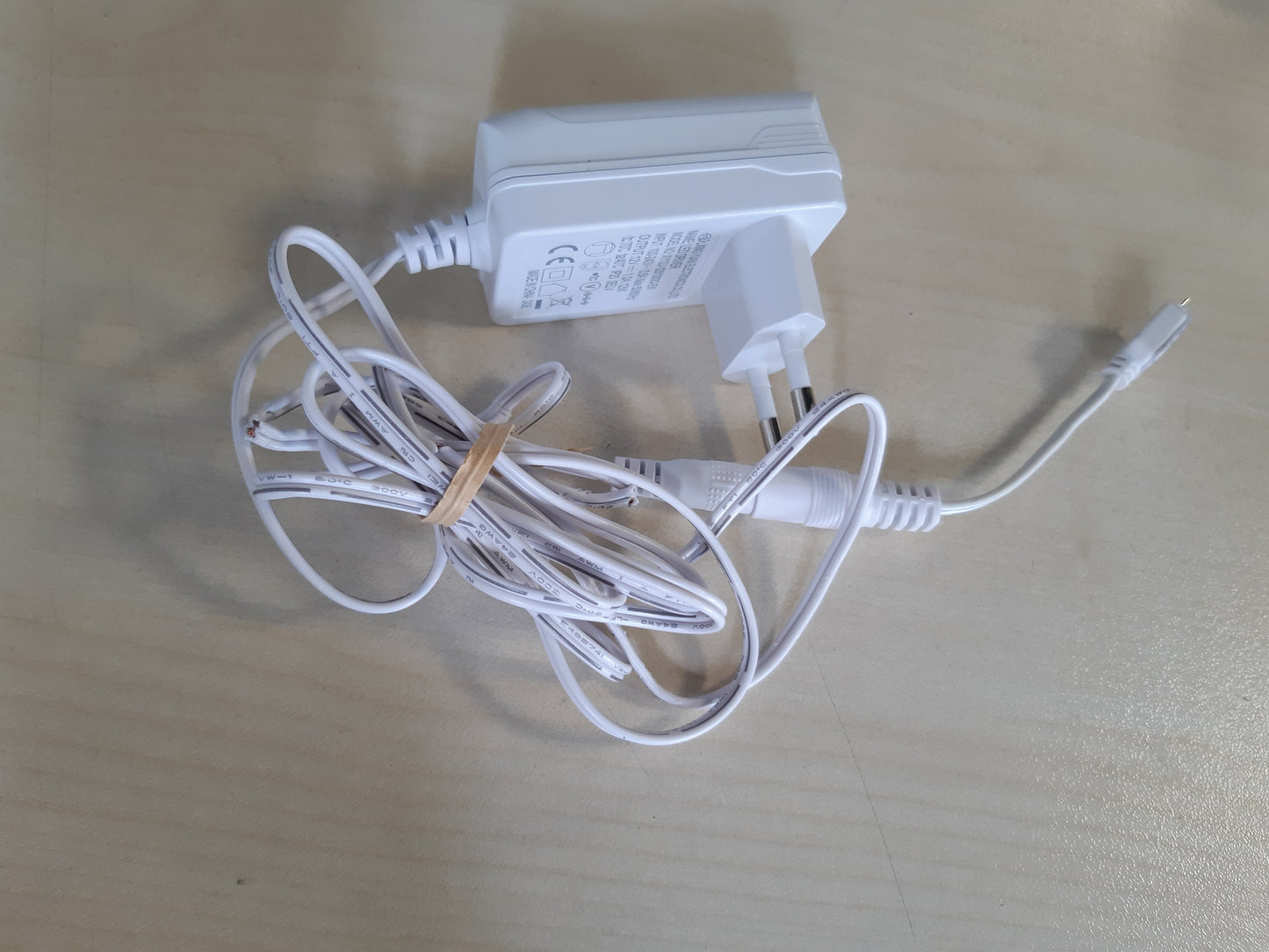 224863 - Paulmann 79832 Furnizues Universal me Energji në Plug, 12 Watt, 230/12V DC, Transformator Plastik
