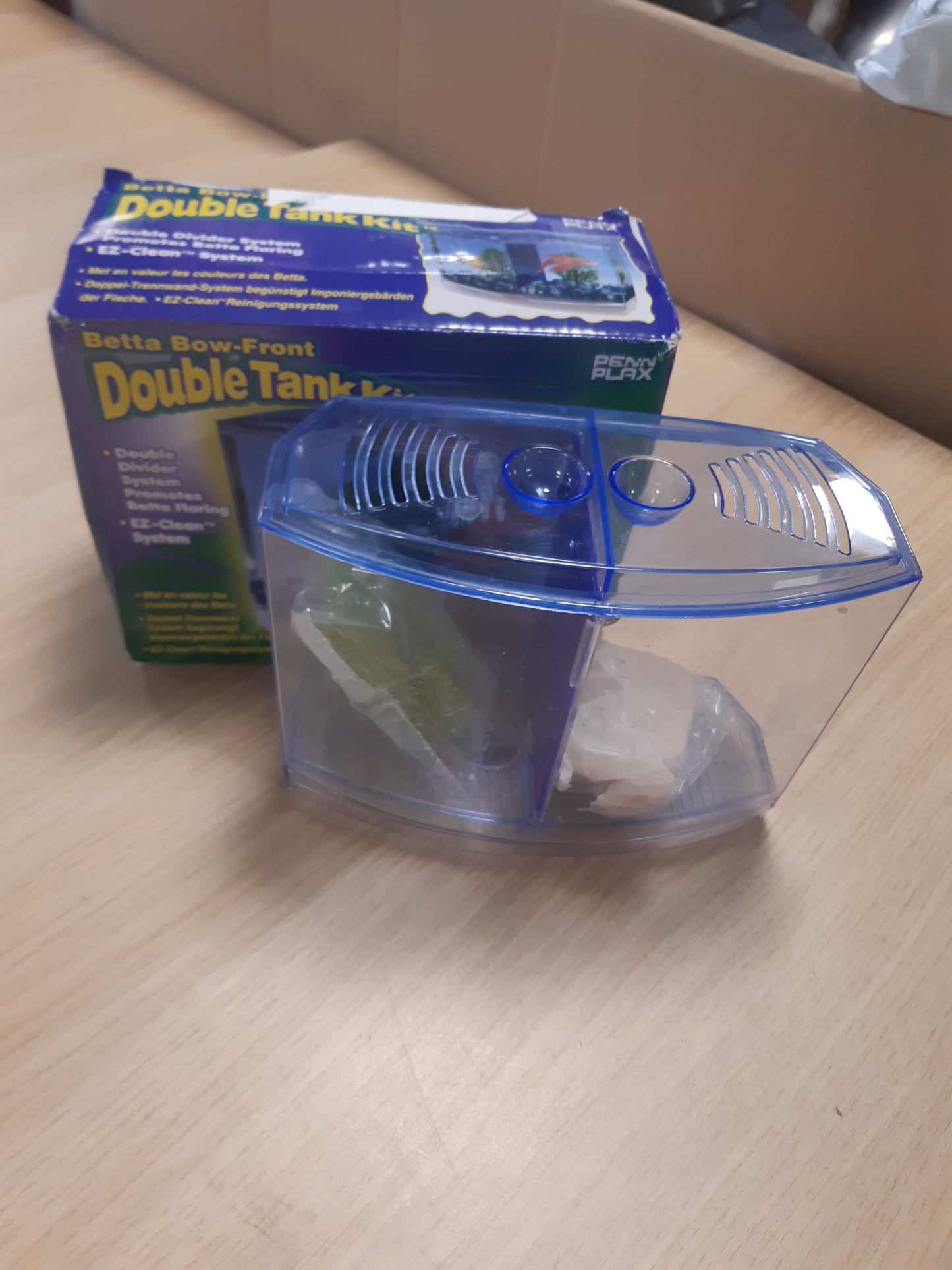 202435 - PENN-PLAX Kitakuarium Betta dyfishtë blu/jeshil me Hark të Paqartë në Faqen e Para, Matje 19cm mbrapa, 15cm para