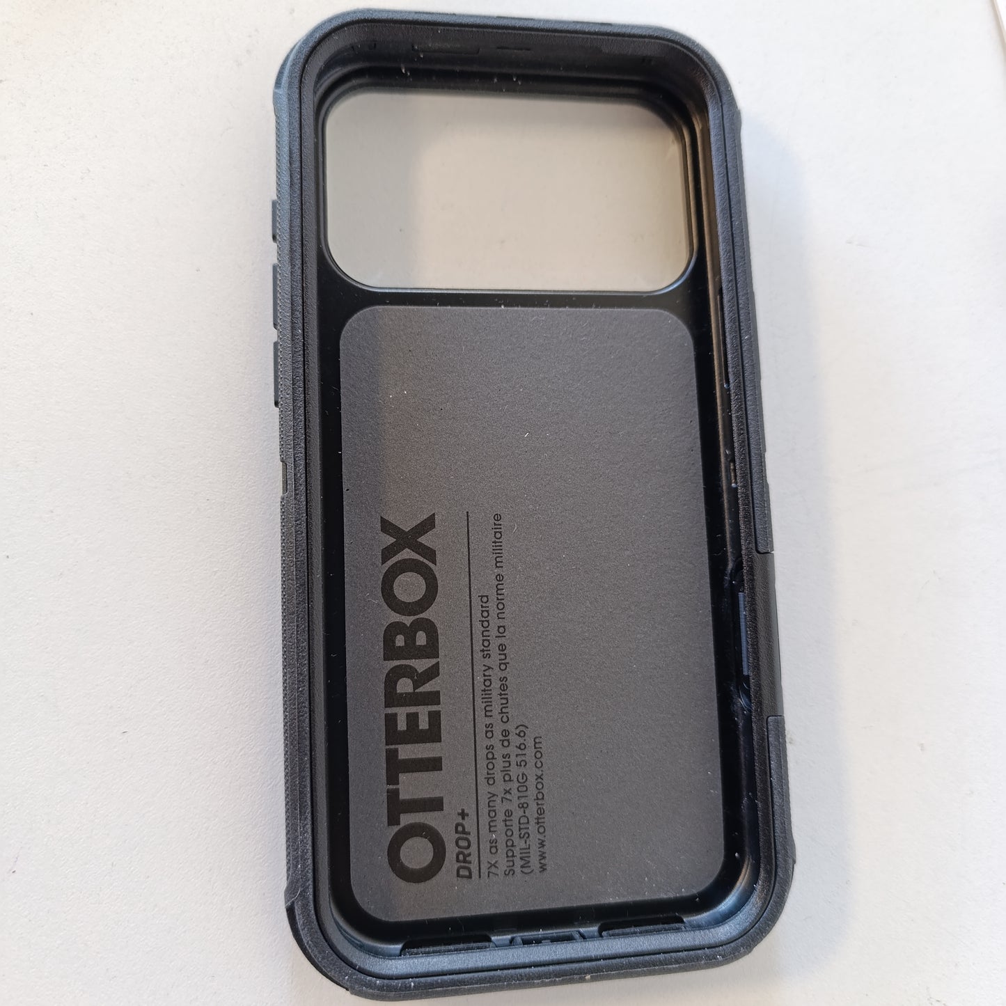 266217 - MBËSHTJELLËSE OTTERBOX DEFENDER SERIES PRO MAGSAFE PËR IPHONE 17 PRO MAX, rezistente ndaj goditjeve dhe rënieve, mbrojtje ekstreme, 7 herë e testuar MIL-STD 810G, e zezë