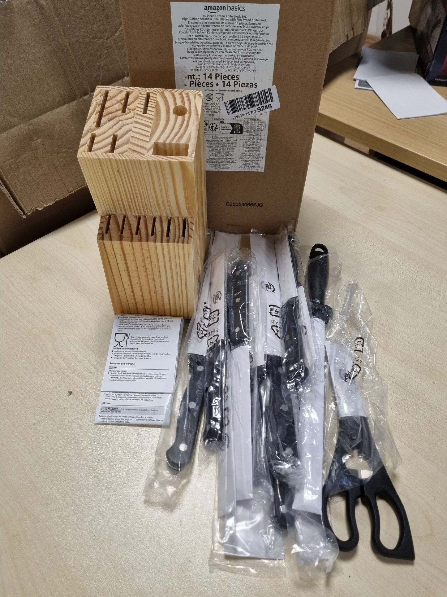 214082 - AMAZON BASICS Set thikash me 14 pjesë me bllok, i zi