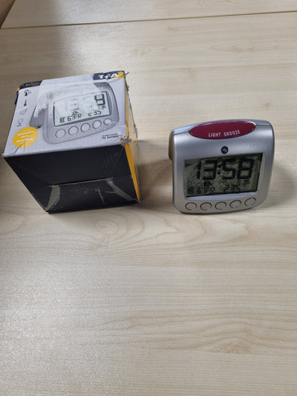 240503 - TFA DOSTMANN Orë alarmi dixhitale me radio me temperaturë SONIO 2.0, 60.2559.54, dy alarme, shfaq temperaturën e brendshme/ditën e javës/datën, argjend, (Gj) 112 x (Gj) 98 x (L) 98 mm