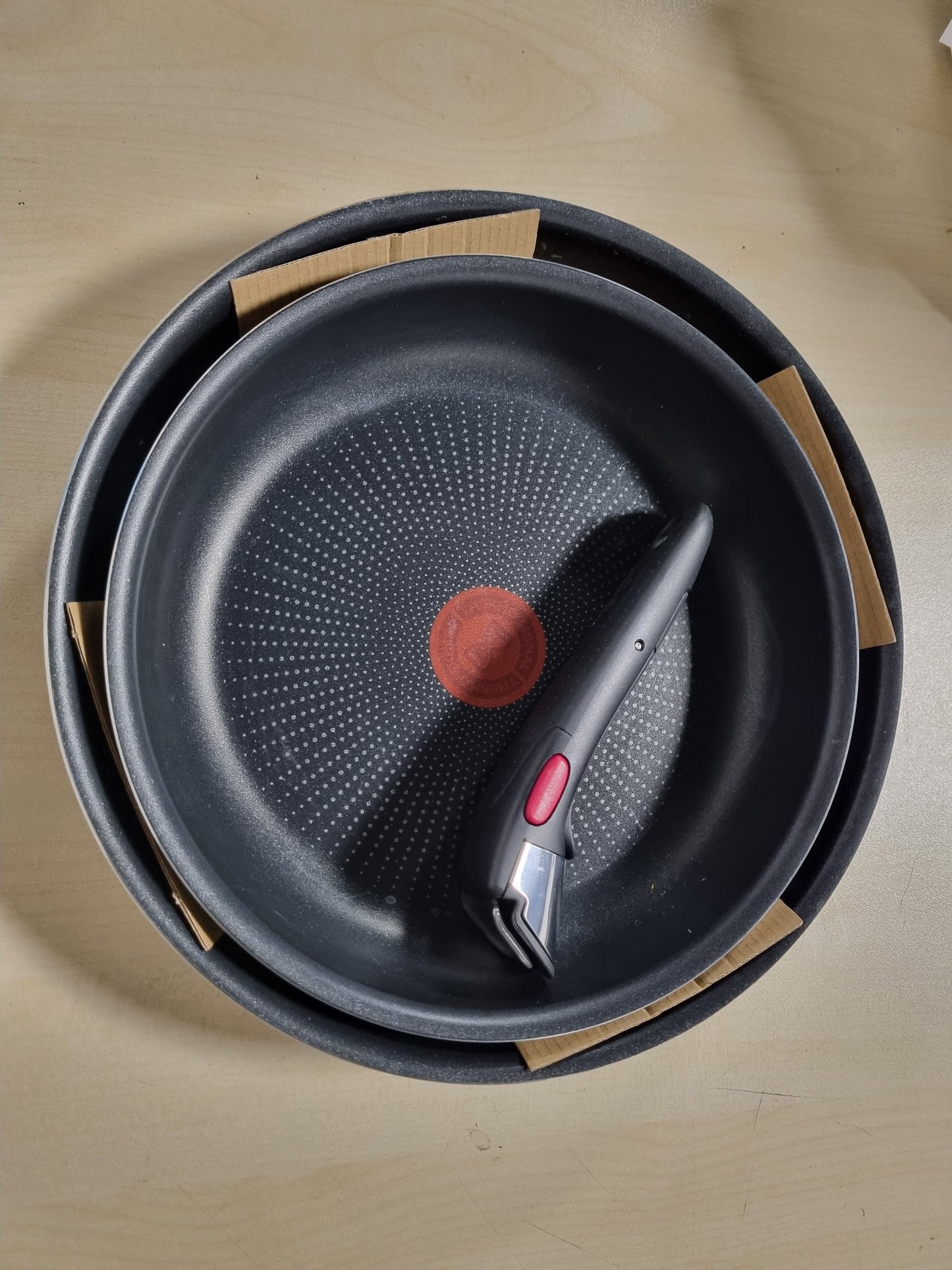 217249 - TEFAL Set me 2 tiganë Ingenio 24/28 cm, Dorezë e lëvizshme, Jo-Induksion, Veshje jo-Ngjitëse, Të sigurta për larje në lavastovilje