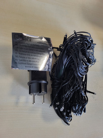 209563 - KONSTSMIDE Drita Me Tela Micro LED, 80 Dioda, Ngjyrë Qelibar, Transformator 24V Jashtëm, Kabllo e Zezë - Modeli 3611-800