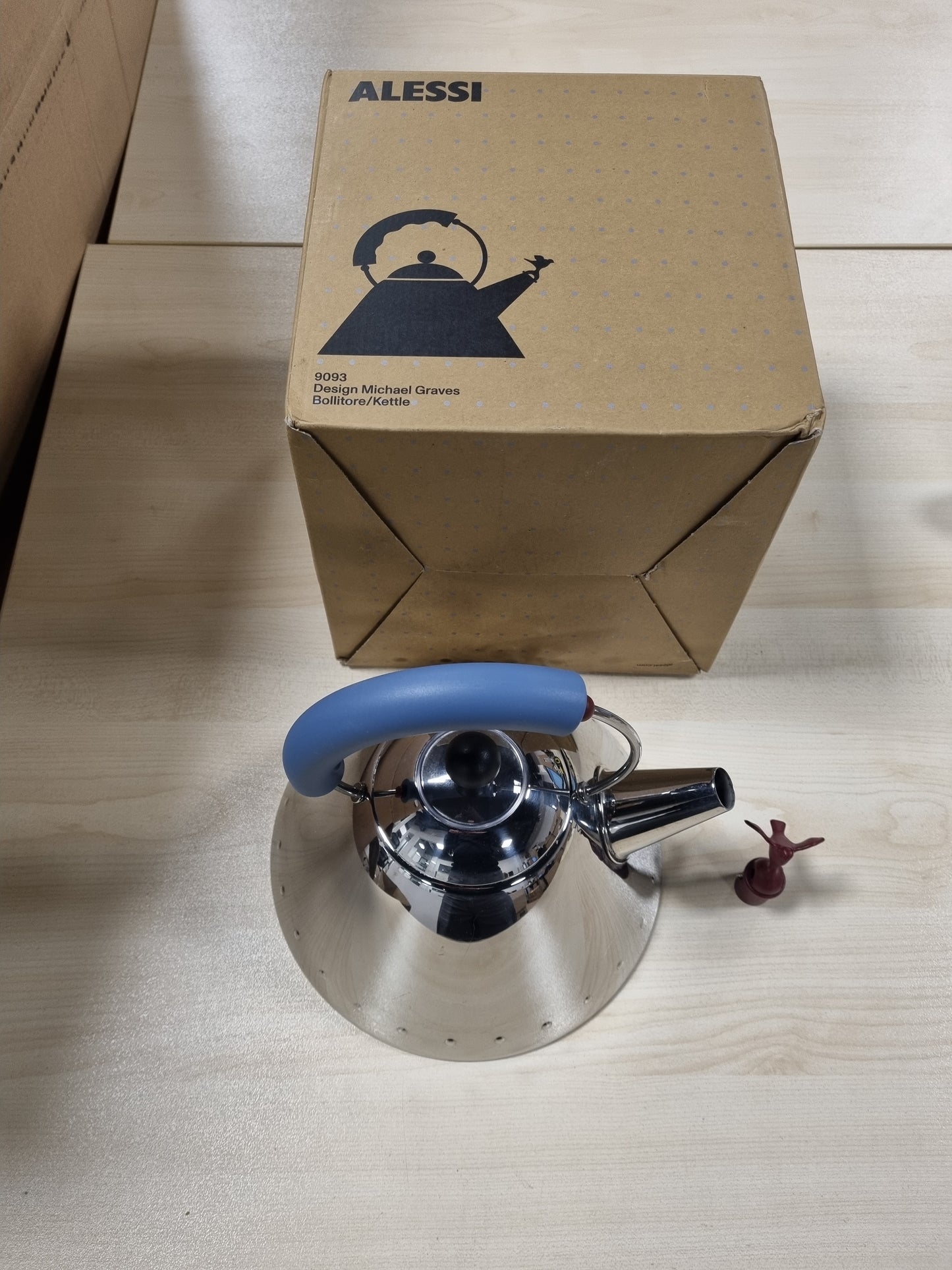 239297 - ALESSI ÇAJNIK 9093, çelik inox 18/10, sipërfaqe e lëmuar, dorezë dhe fishkëllimë zogjsh - Blu e çelët