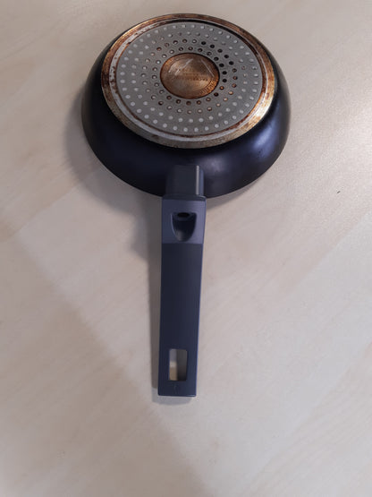 209684 - FACKELMANN - Tigan me Veshje Qeramike 20cm, Alumini i Ricikluar me Strukturë Bazë në Formë Hoje Bletësh, Jo Ngjitëse, i Përshtatshëm për të Gjitha Llojet e Sobave përfshirë Induksionin, Pa PFAS