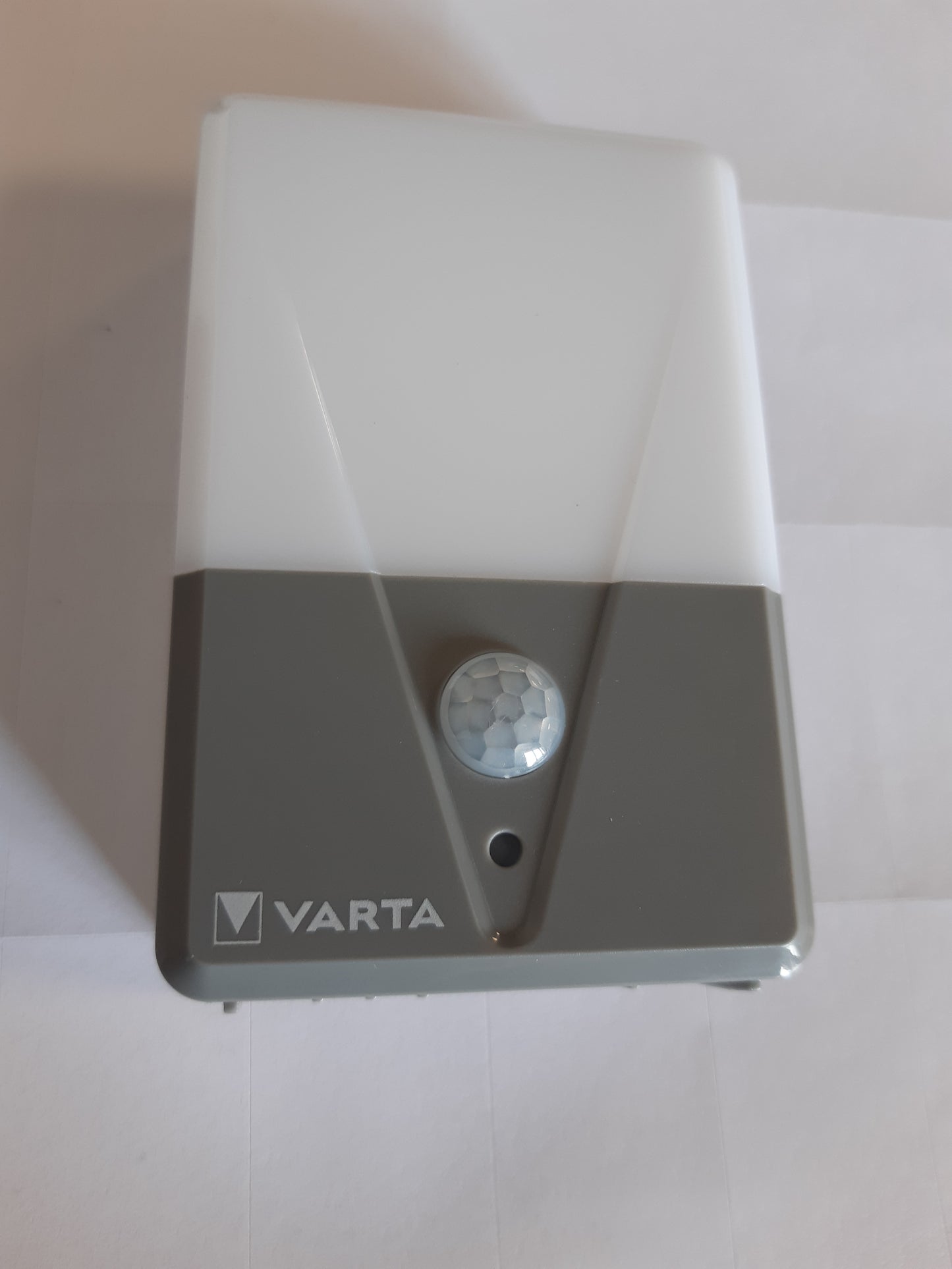 219910 - VARTA Dritë nate LED me sensor lëvizjeje, 3 bateri AAA, dritë e jashtme, instalim me vidë, magnet ose shirit ngjitës 3M, rezistente ndaj spërkatjeve, fikje automatike, e bardhë