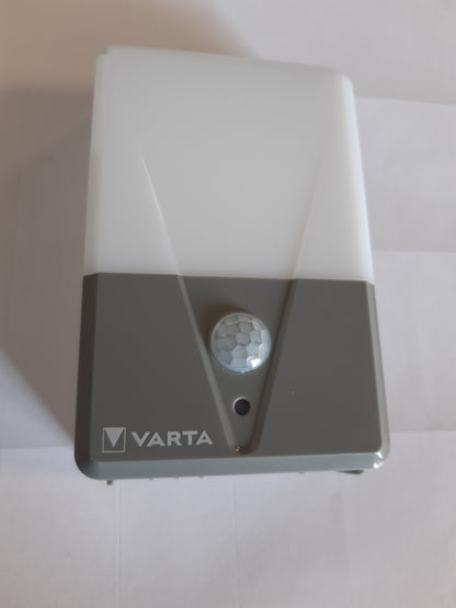 219910 - VARTA Dritë nate LED me sensor lëvizjeje, 3 bateri AAA, dritë e jashtme, instalim me vidë, magnet ose shirit ngjitës 3M, rezistente ndaj spërkatjeve, fikje automatike, e bardhë