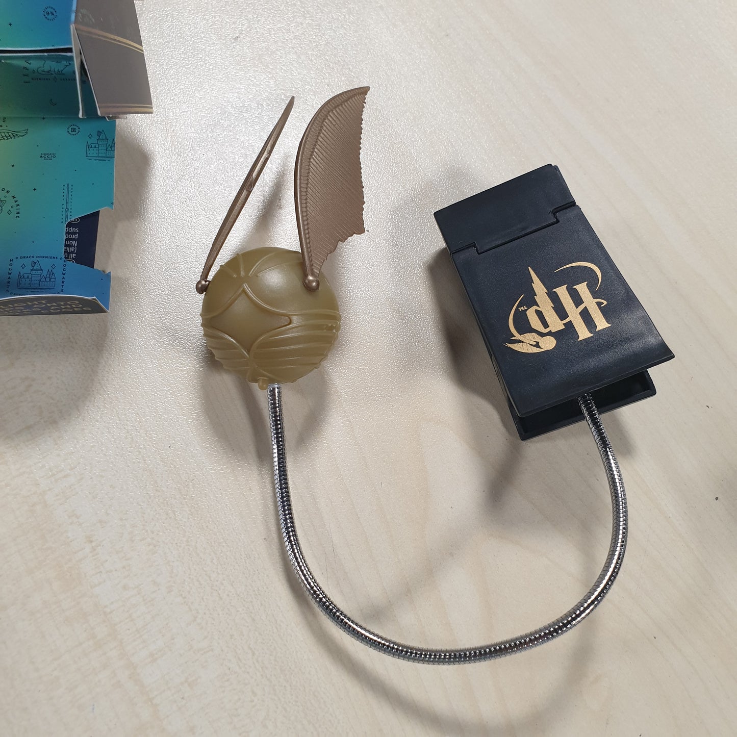 223790 - GOLDEN SNITCH Llambë Leximi me Lumi-Clip, Mall i licencuar i Harry Potter, funksionon me bateri