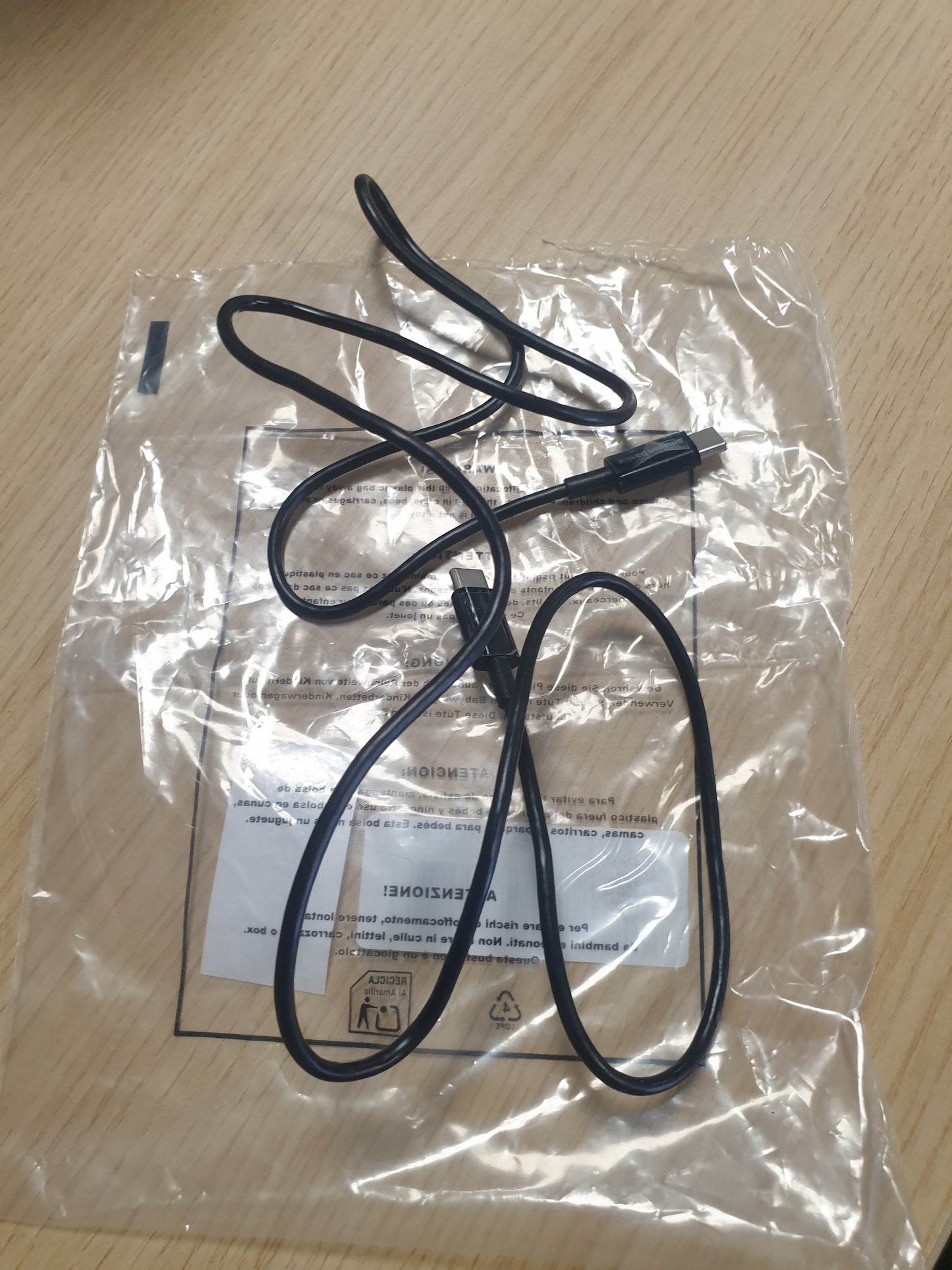 267416 - AMAZON BASICS - Kabllo karikimi të shpejtë USB-C në USB-C 2.0, shpejtësi 480 Mbps, i çertifikuar USB-IF, 0.9 m (3 ft), i zi