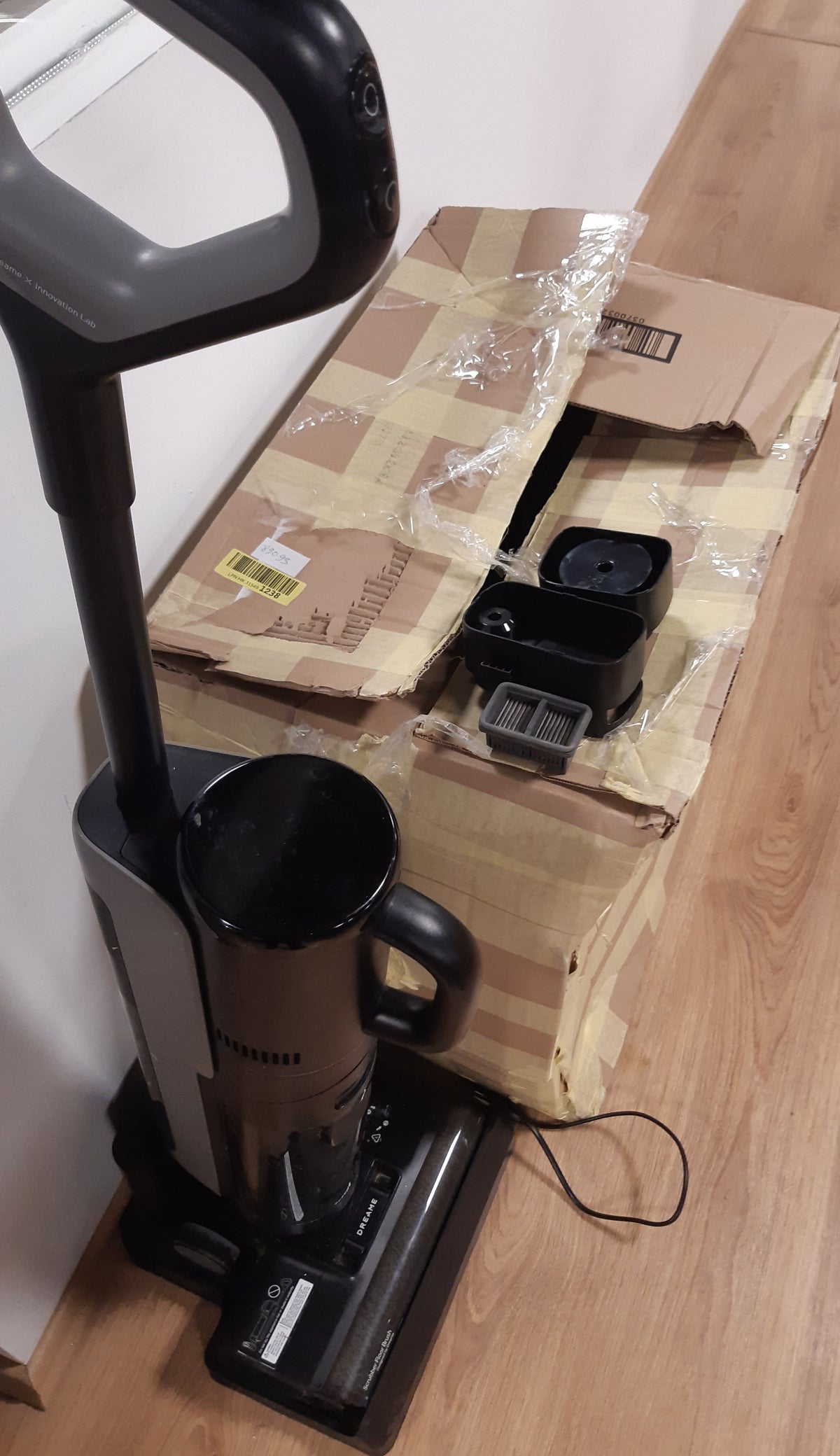 89093 - DREAME H12 Fshesë pa Tel me Korrent 4-në-1, Thithje Inteligjente dhe e Thatë për Lagështirë, Pastrohet në Mënyrë Automatike me Ajër të Nxehtë, Pastrim Skajesh, Kontroll me Zë, me Dy Shtresa për Shumë Sipërfaqe